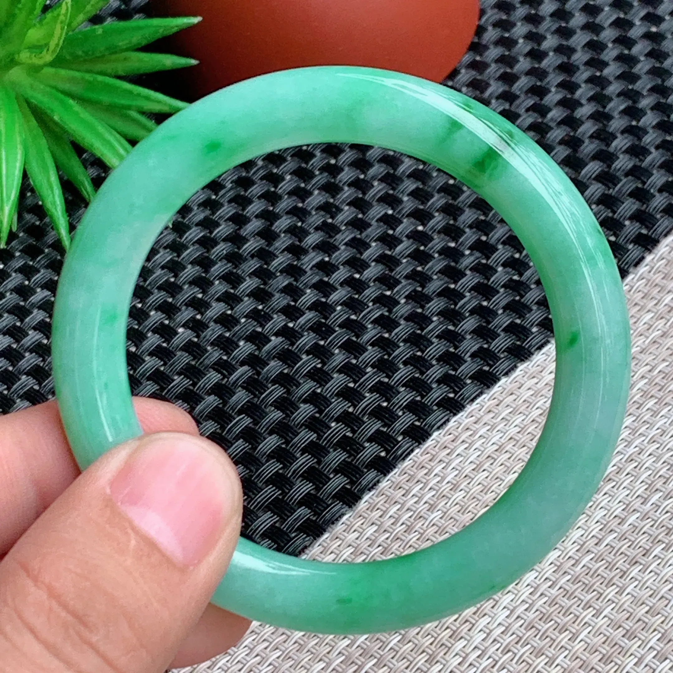 圈口：56.2mm，A货翡翠水润满绿圆条手镯、玉质莹润细腻，色泽浓艳均匀，