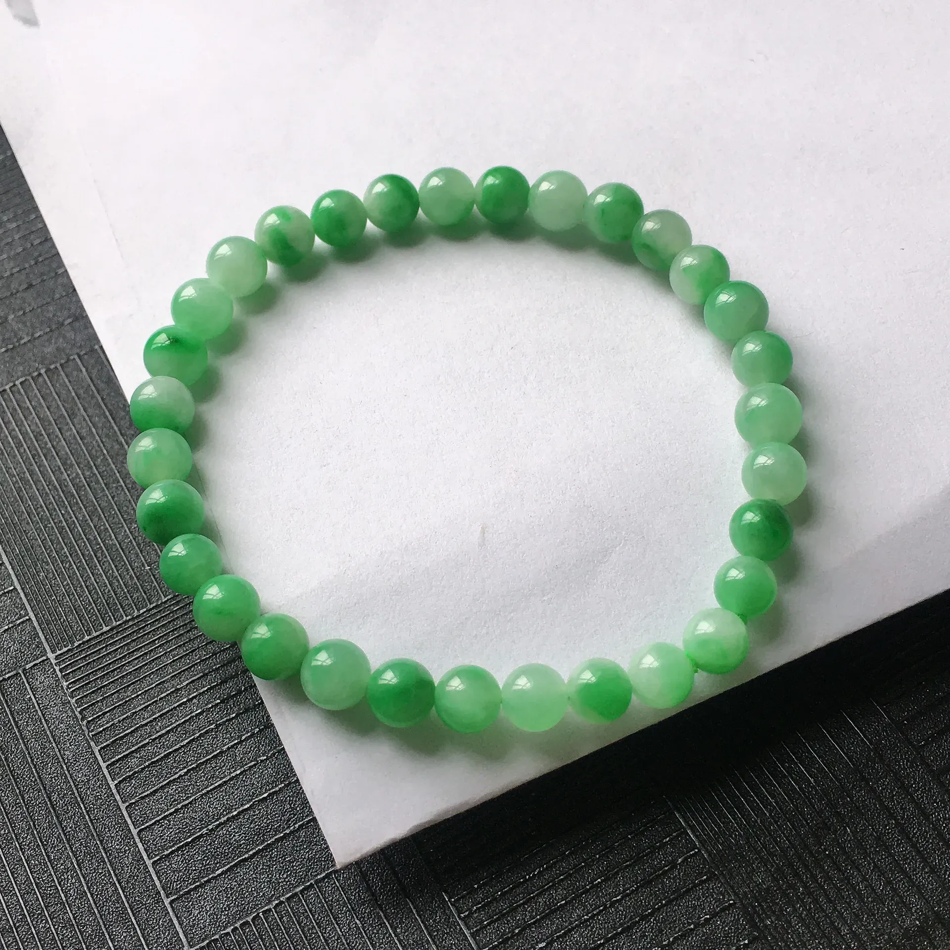 天然A货翡翠满绿圆珠手链，种水好，玉质细腻温润，颜色漂亮。尺寸：取大 5.7mm 取小 5.1mm