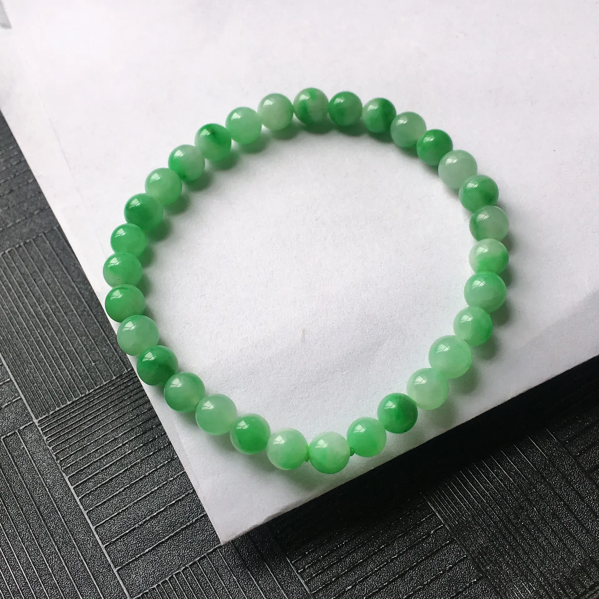 天然A货翡翠满绿圆珠手链，种水好，玉质细腻温润，颜色漂亮。尺寸：取大 5.7mm 取小 5.1mm