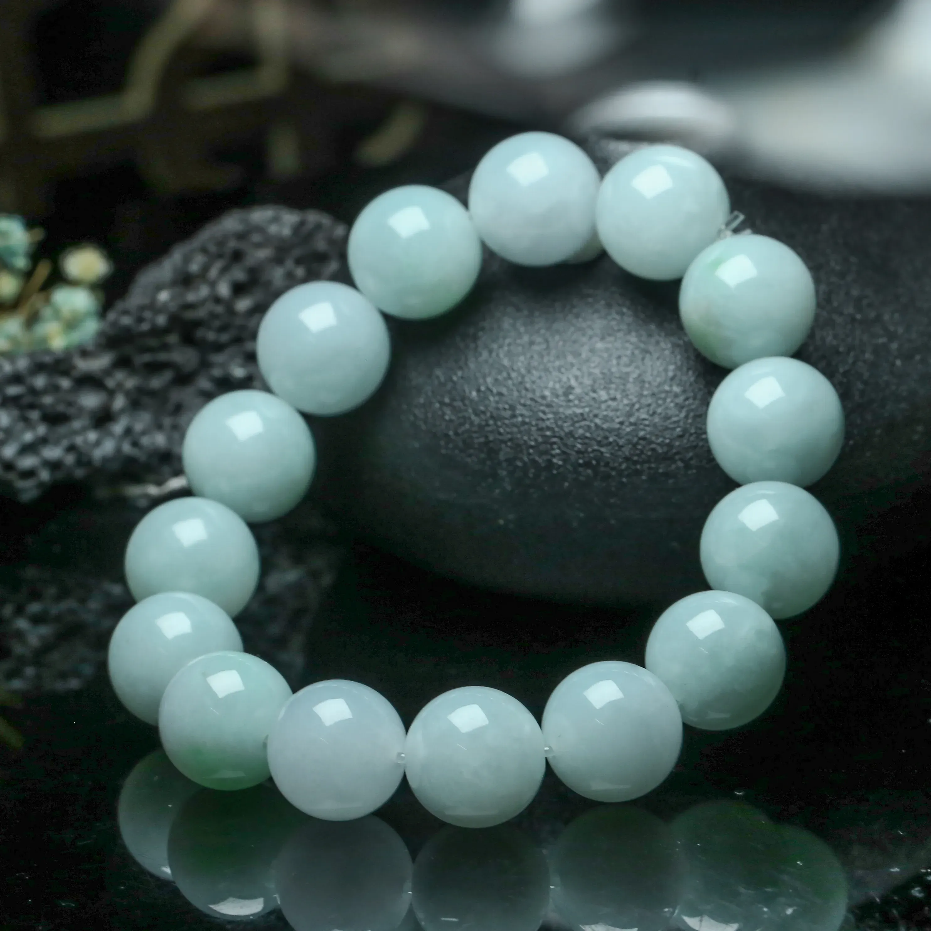 翡翠圆珠手串，共15颗珠子，取其中一颗珠尺寸大约13.86mm，亮丽秀气，圆润饱满，上手佩戴效果漂亮。