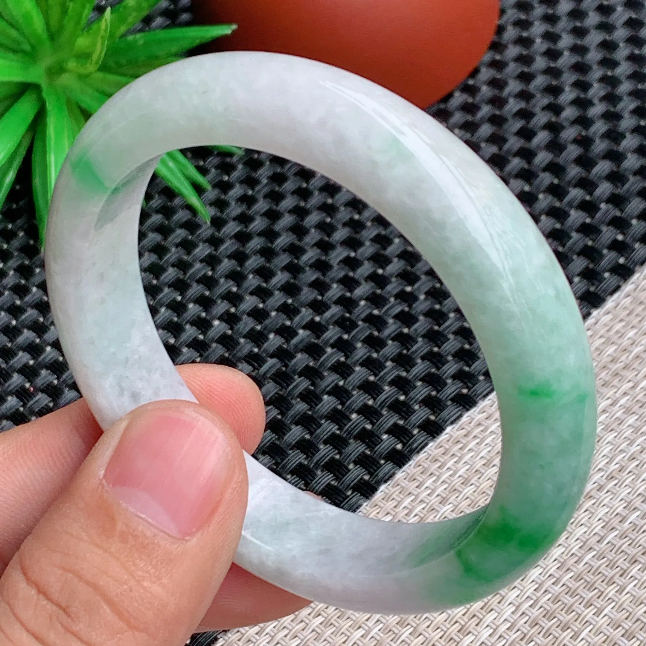 圈口：60.3mm，A货翡翠细腻飘花大圈口宽边手镯、飘花灵动，条形饱满端庄，