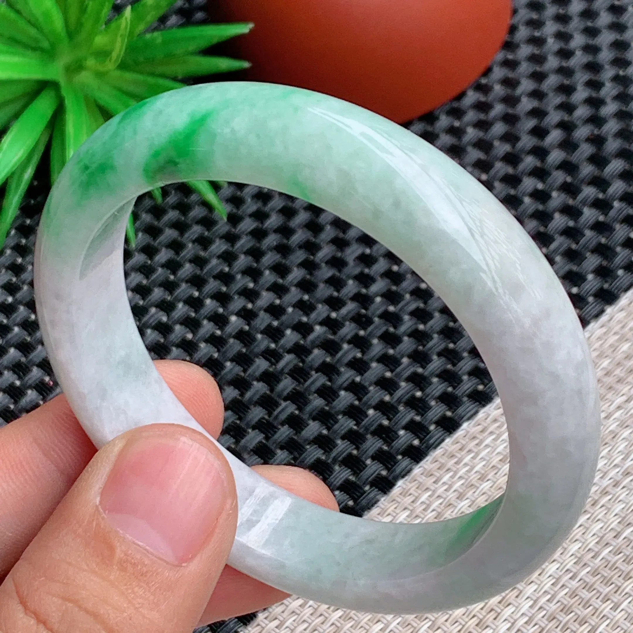 圈口：60.3mm，A货翡翠细腻飘花大圈口宽边手镯、飘花灵动，条形饱满端庄，