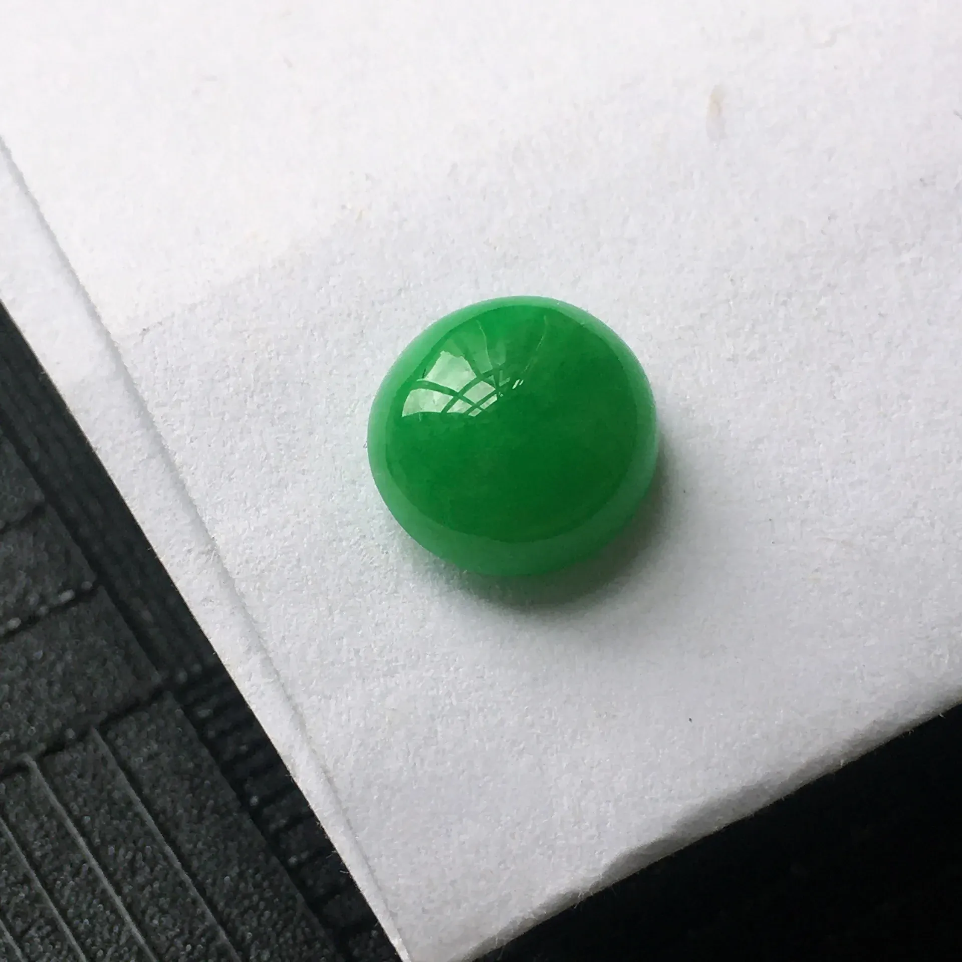 天然A货翡翠阳绿饱满蛋面戒面，种水好玉质细腻温润漂亮