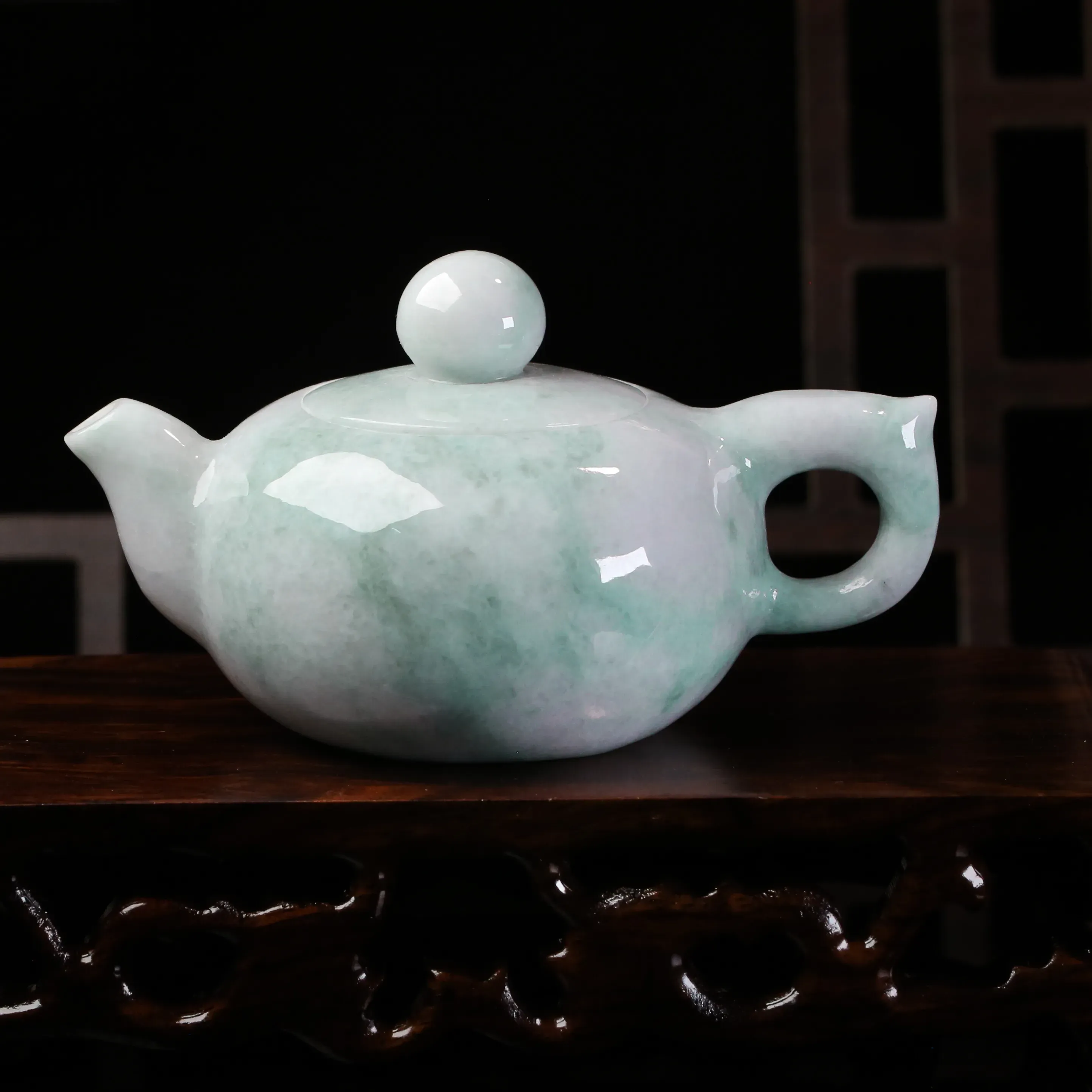 推荐茶壶翡翠小摆件。手工雕刻，色泽清新，雕琢细致，壶身尺寸：116.8*75.8*64.7mm。配送精美底座。