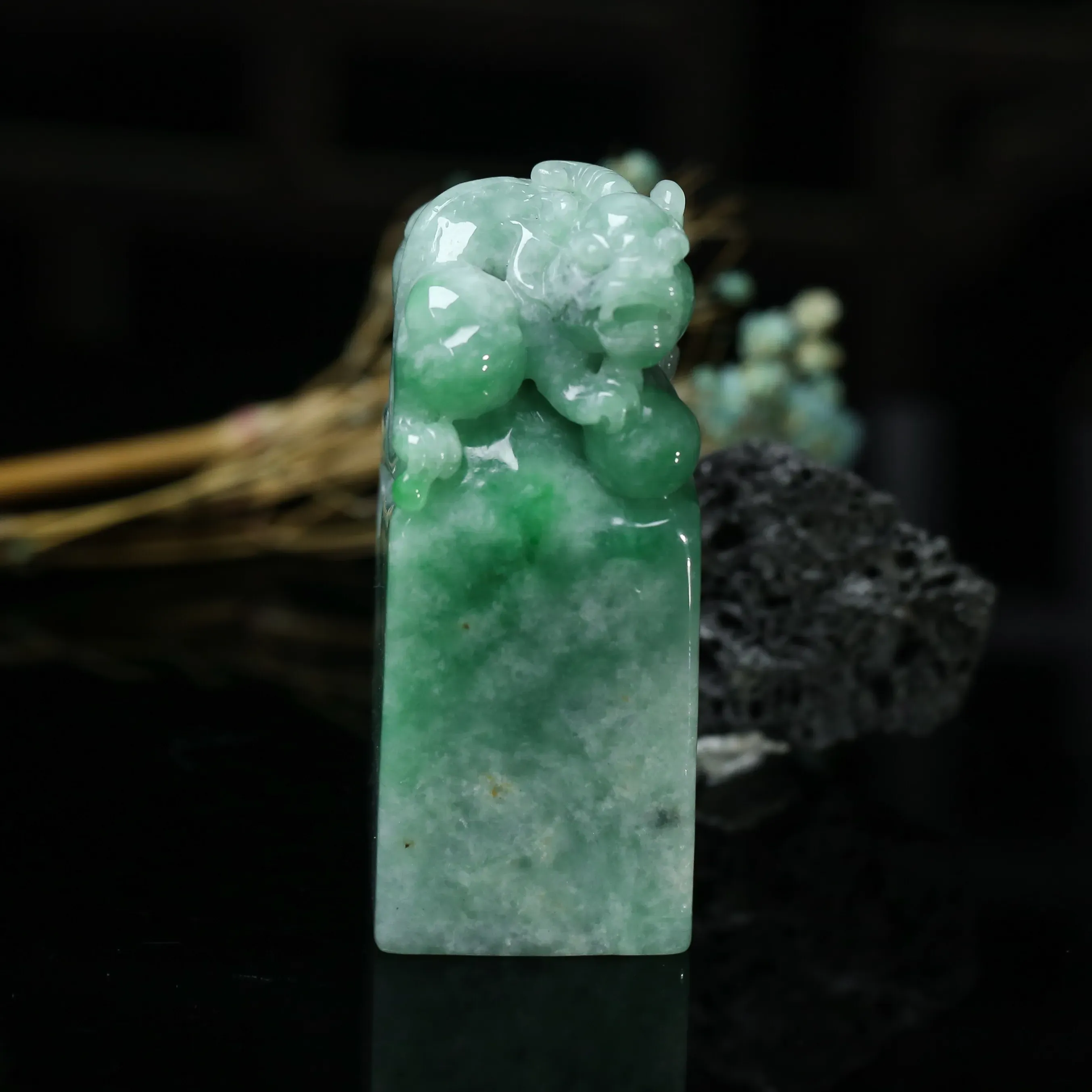 飘色翡翠印章，雕工精细，玉质莹润。有天然杂质，尺寸65.6*27.1*27.2mm。