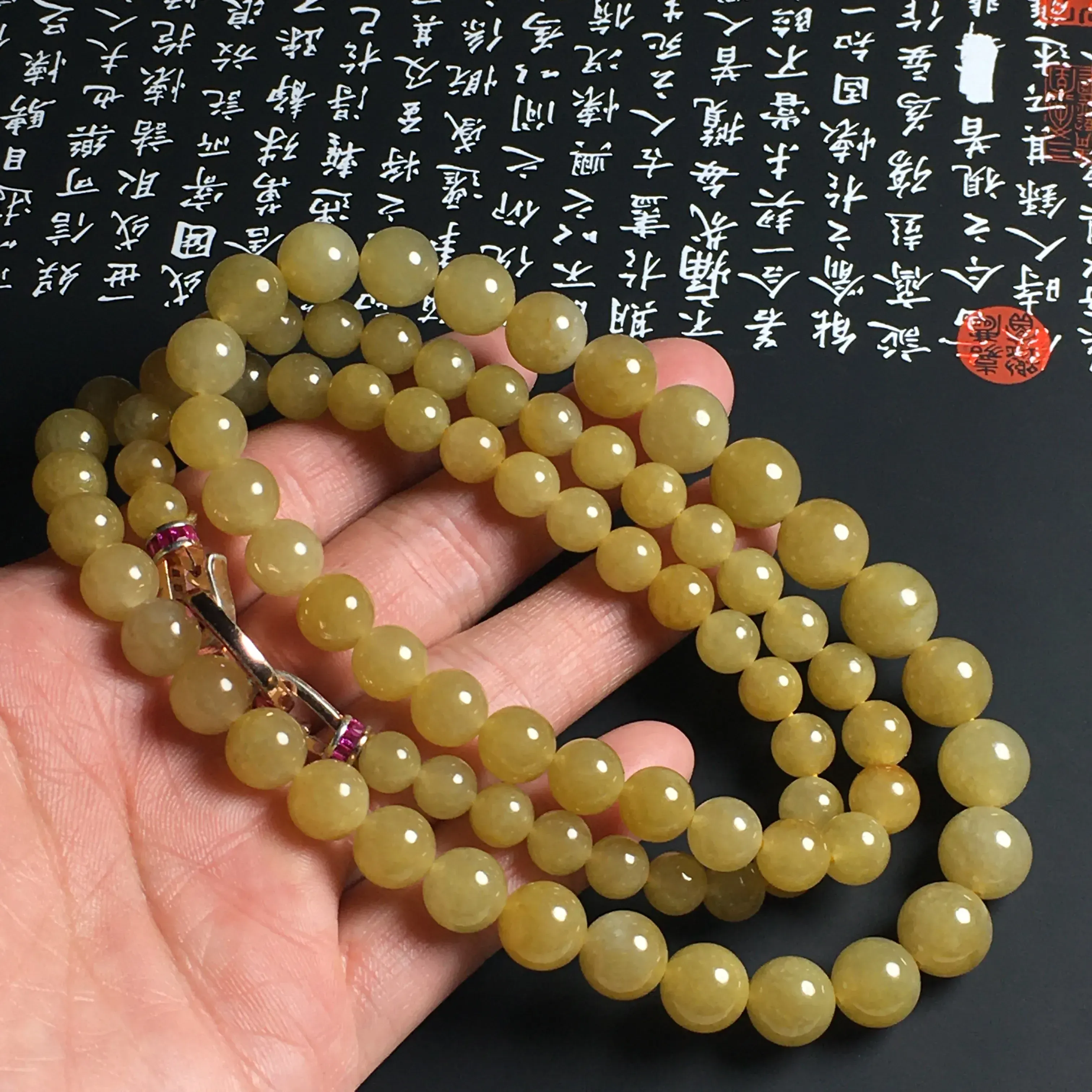 冰糯种黄翡佛珠项链 84颗 取大尺寸10毫米 取小尺寸6毫米 水润细腻 色彩艳丽 美观大气