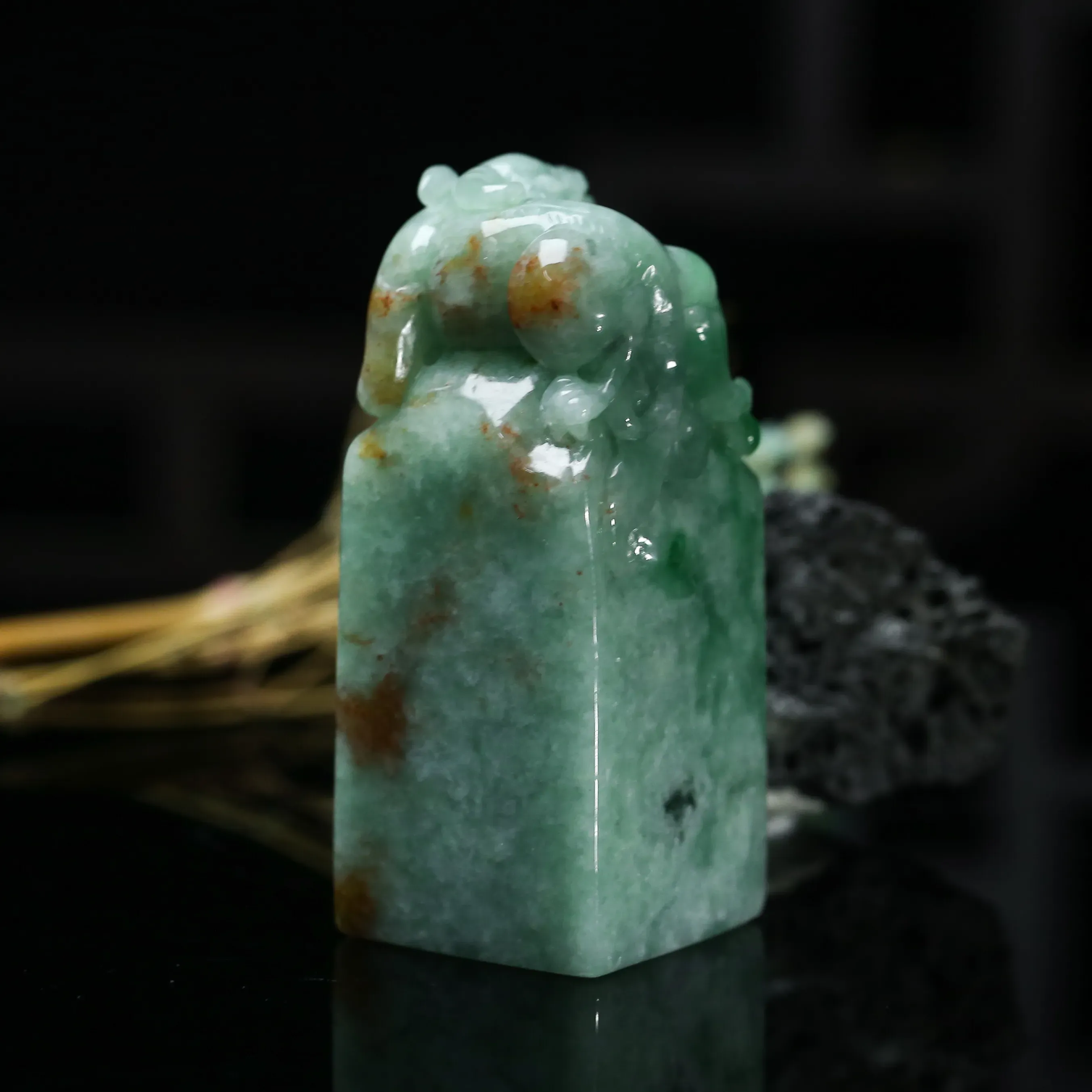 飘色翡翠印章，雕工精细，玉质莹润。有天然杂质，尺寸65.6*27.1*27.2mm。