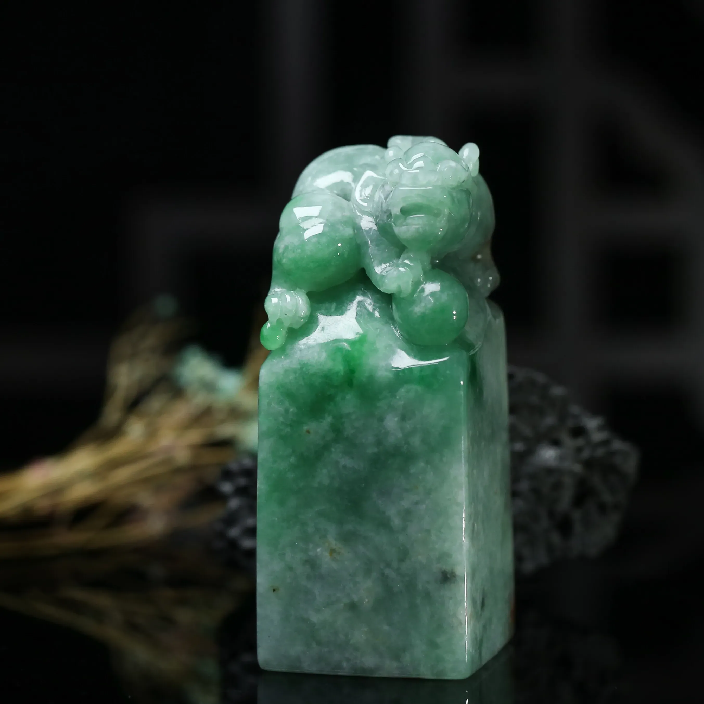 飘色翡翠印章，雕工精细，玉质莹润。有天然杂质，尺寸65.6*27.1*27.2mm。