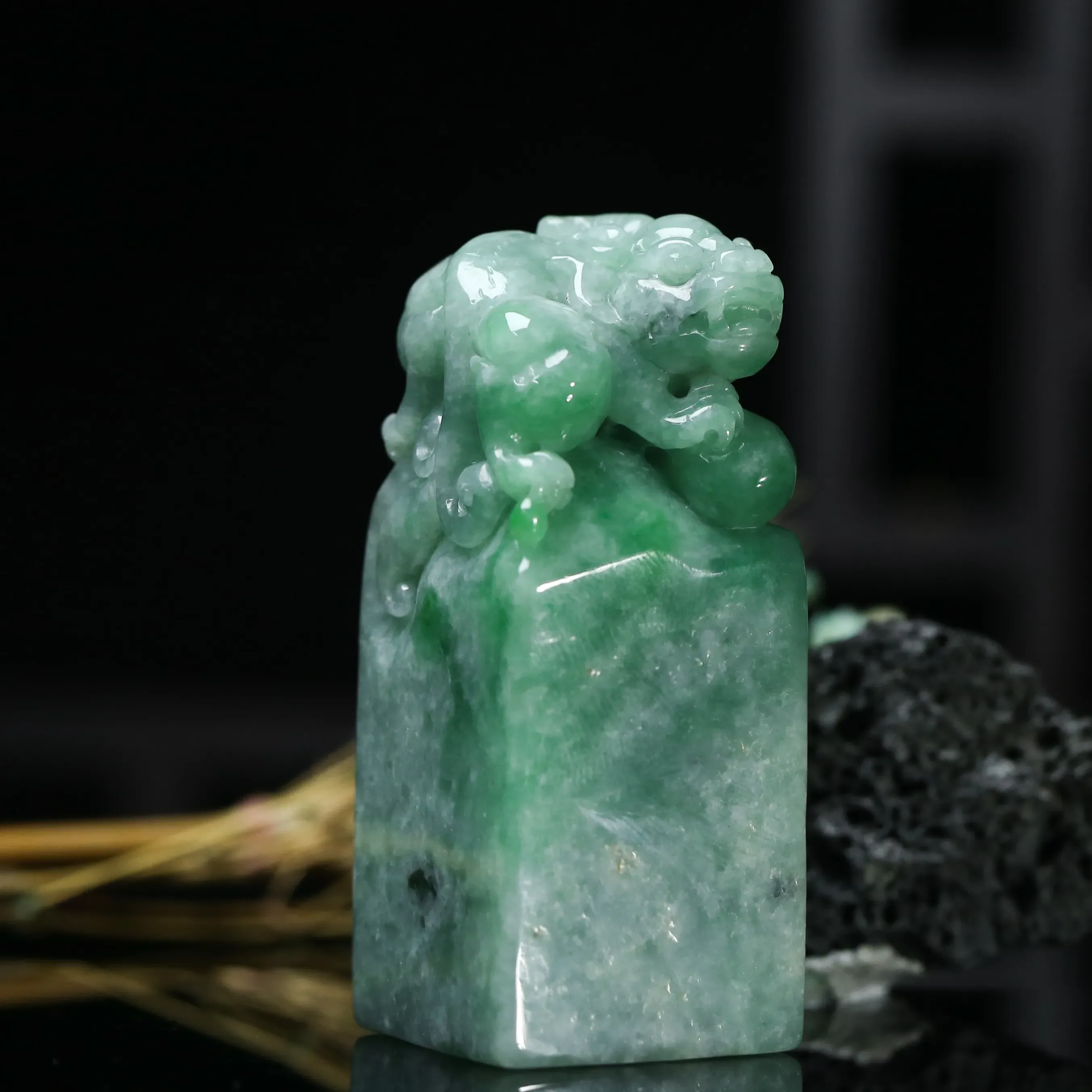 飘色翡翠印章，雕工精细，玉质莹润。有天然杂质，尺寸65.6*27.1*27.2mm。