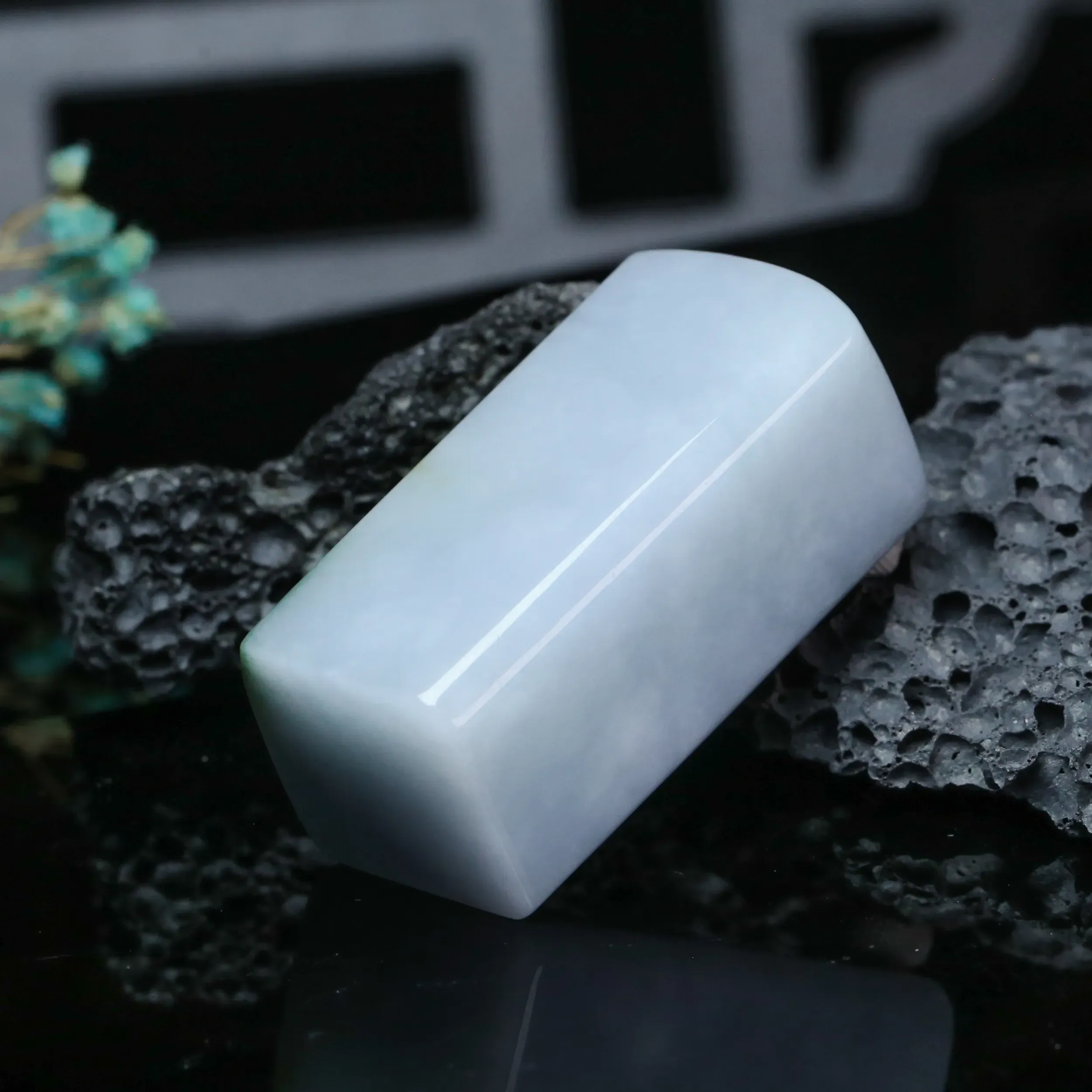 推荐飘色翡翠印章，款式简约，花色清爽。尺寸47.8*23*20.4mm。
