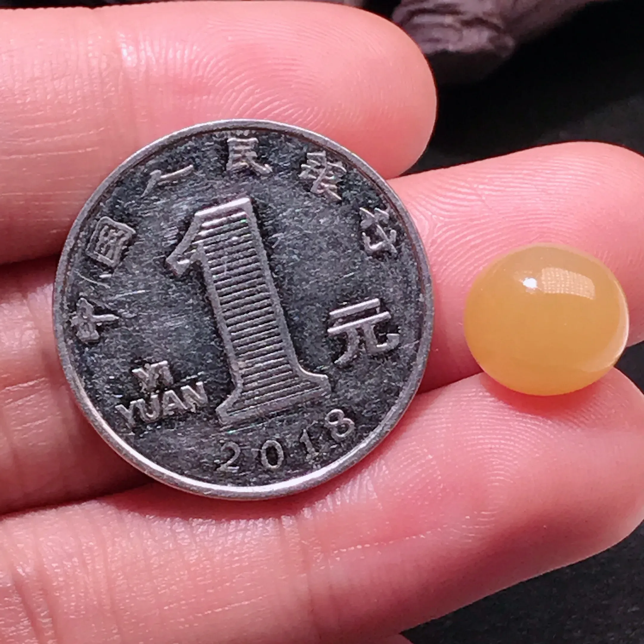 严选推荐蛋面，老坑冰糯种黄翡蛋面，品相佳，佩戴效果佳，尽显气质。种水上乘，肉质水润细腻，晶体结构致密，光泽度佳，起强玻璃光泽。高性价比，值得入手。裸石直径约10.5-9.8-7.1毫米