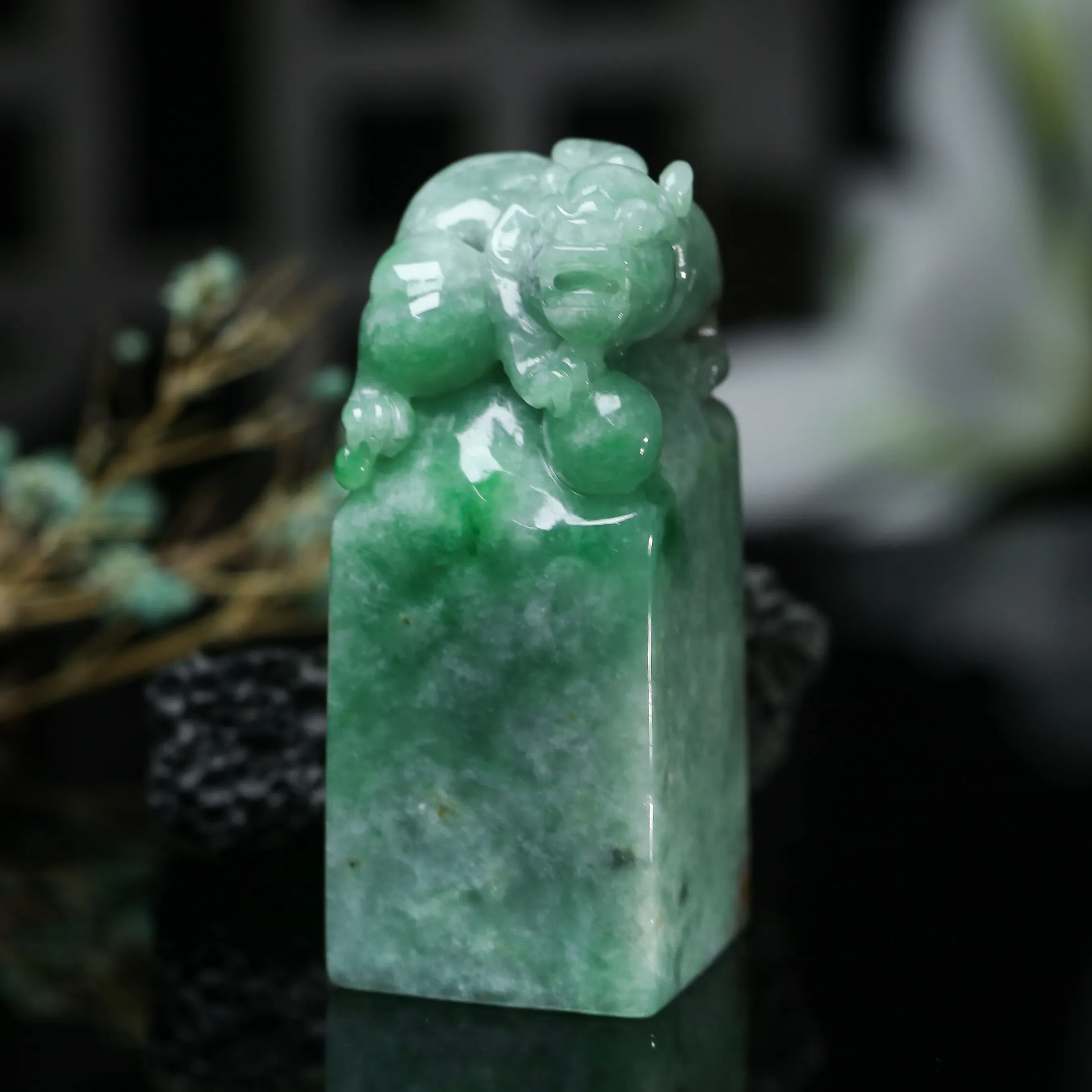 飘色翡翠印章，雕工精细，玉质莹润。有天然杂质，尺寸65.6*27.1*27.2mm。