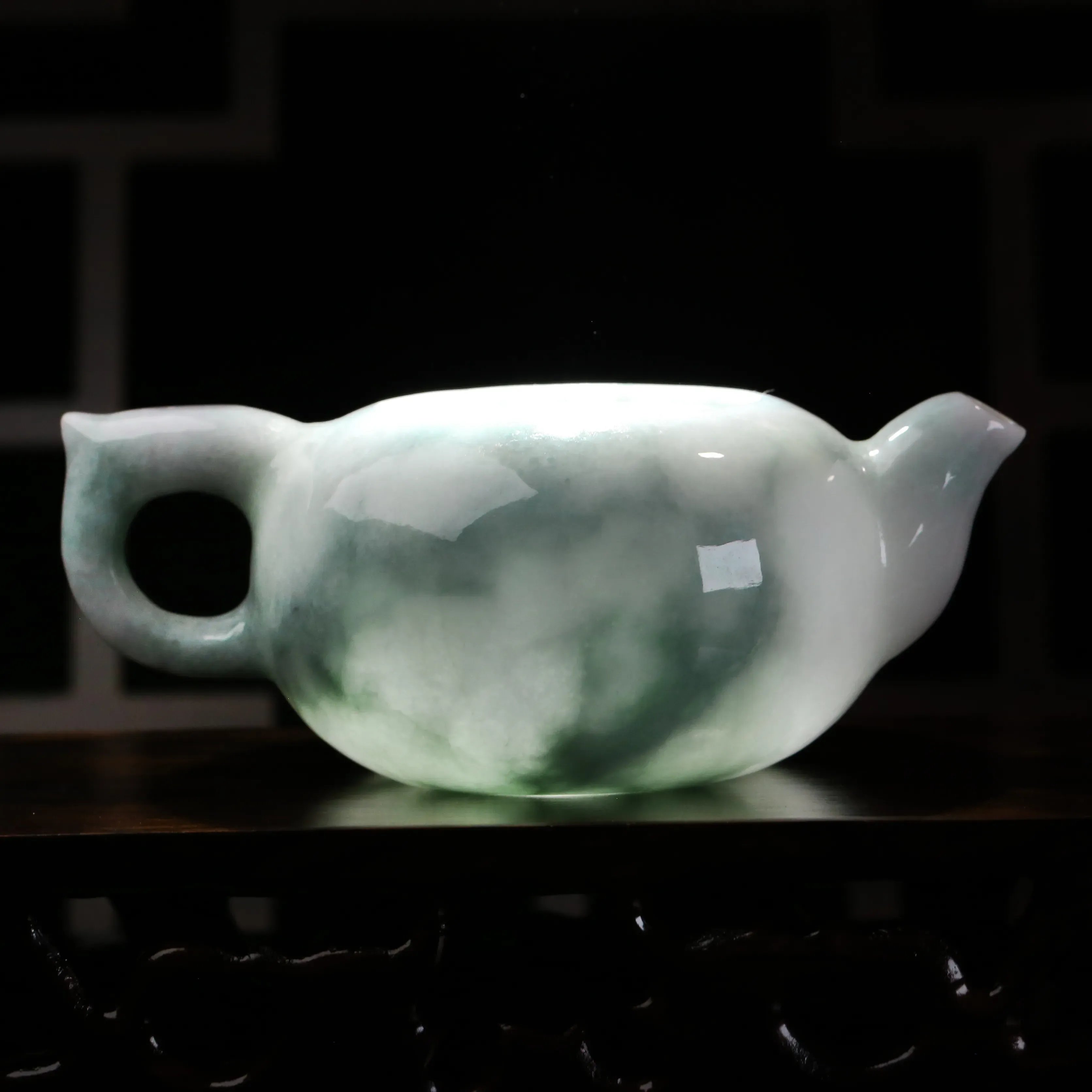 推荐茶壶翡翠小摆件。手工雕刻，色泽清新，雕琢细致，壶身尺寸：116.8*75.8*64.7mm