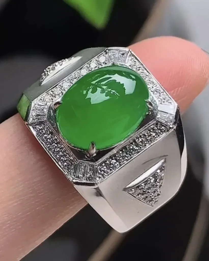 【典藏珍品】天然A货翡翠老坑冰种18K金伴钻镶嵌阳绿蛋面戒指  圈口19.8mm 裸石尺寸11.4×