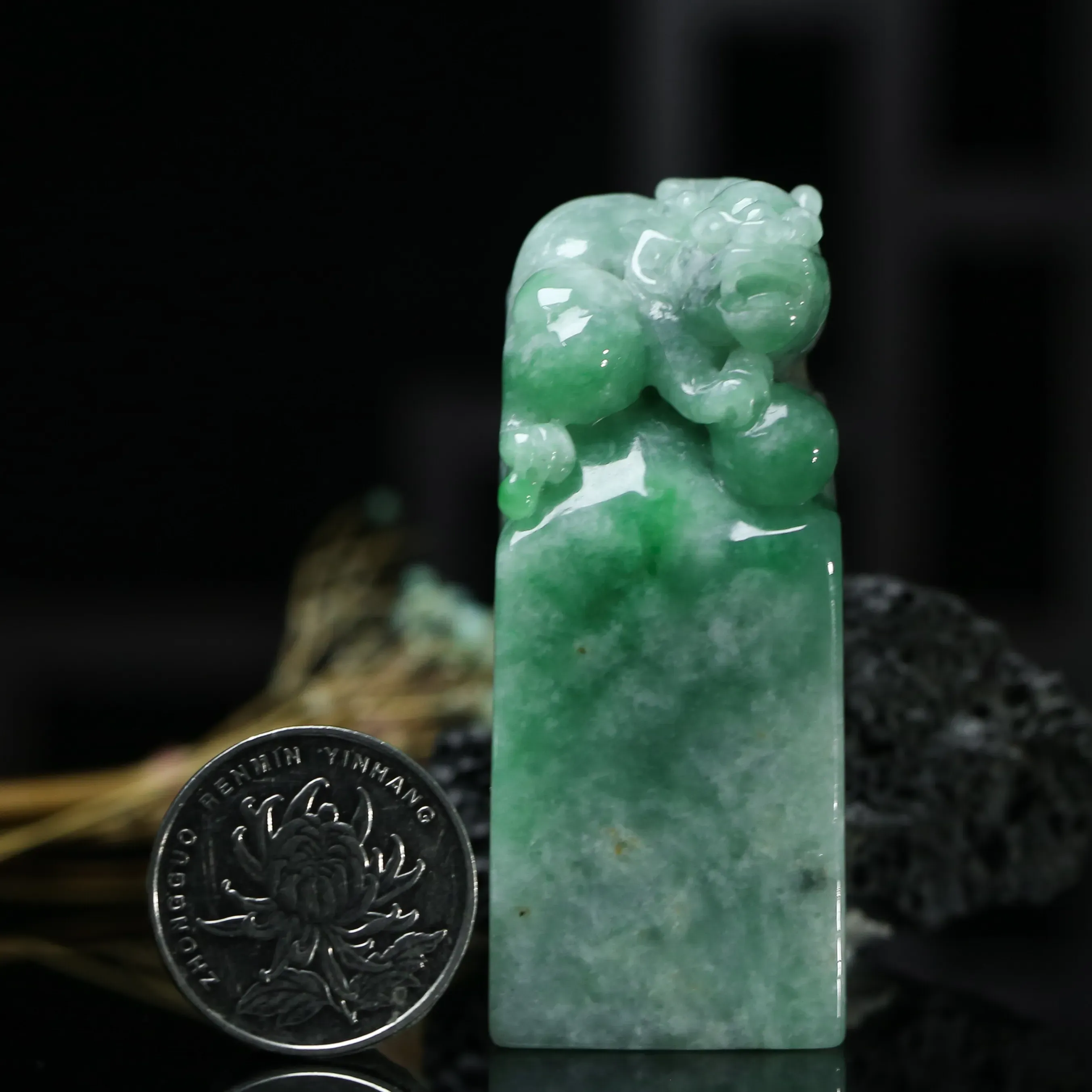 飘色翡翠印章，雕工精细，玉质莹润。有天然杂质，尺寸65.6*27.1*27.2mm。