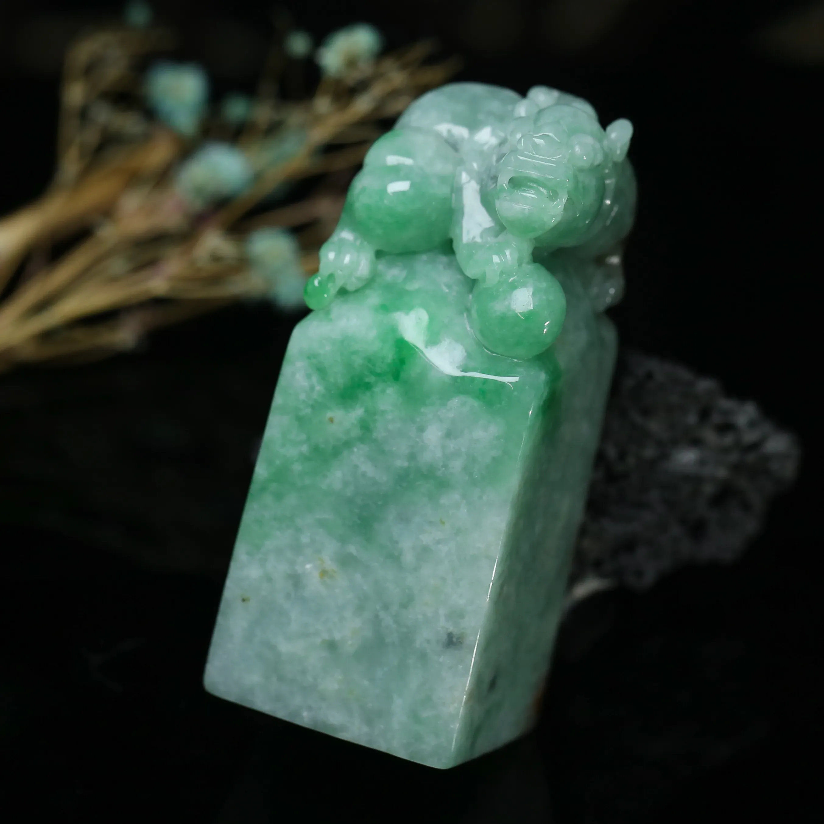 飘色翡翠印章，雕工精细，玉质莹润。有天然杂质，尺寸65.6*27.1*27.2mm。