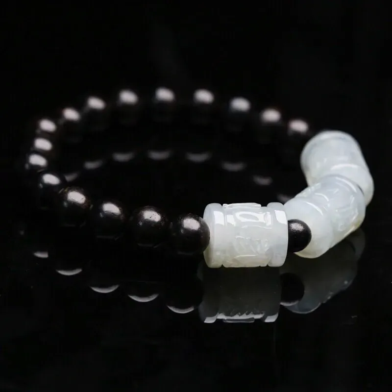 六字箴言翡翠手串，共3颗翡翠珠子，取其中一颗珠尺寸：14.2*12.2mm，雕琢细致，玉质莹润，有天然白棉，配珠为饰珠，上手佩戴大方漂亮。