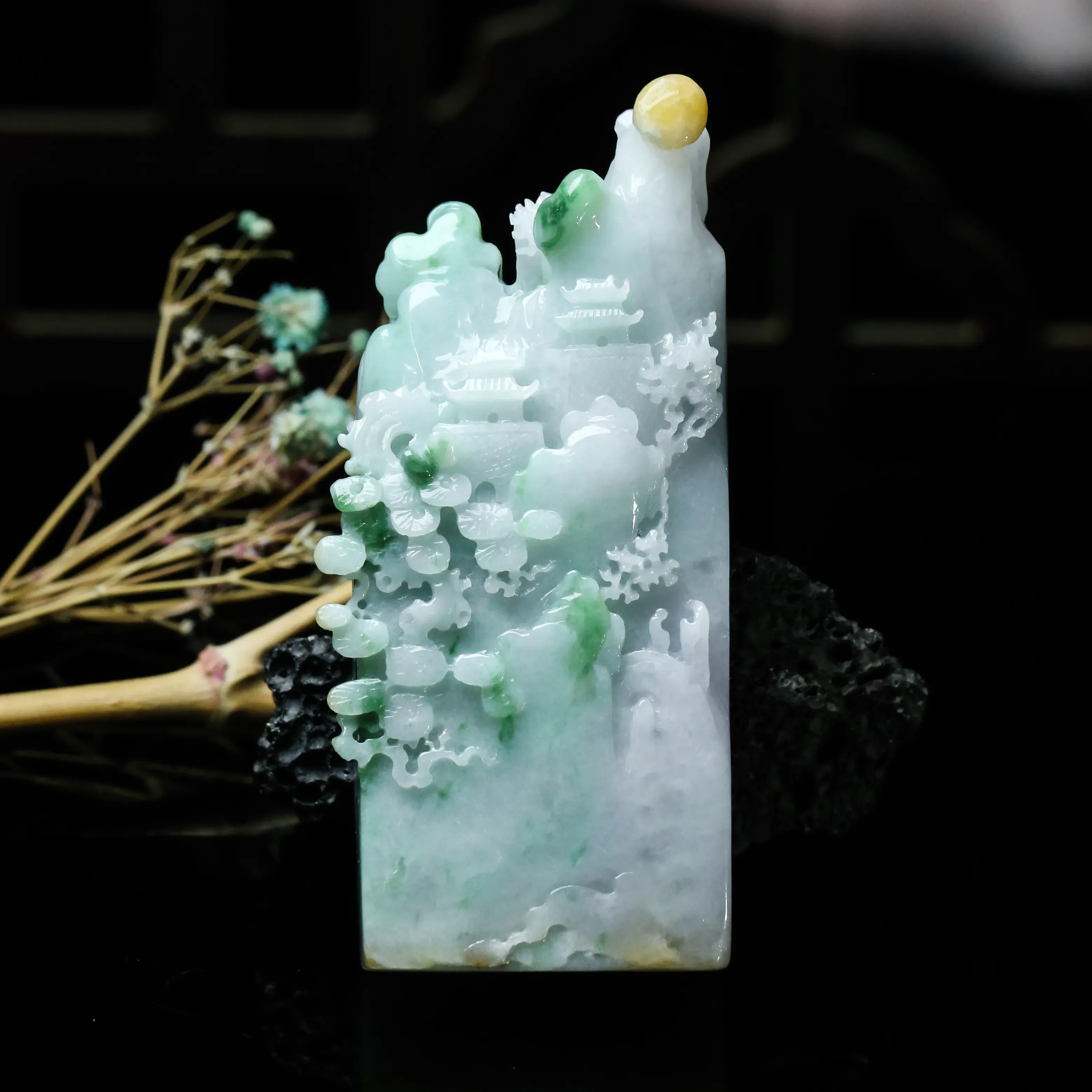 特色双彩山水翡翠印章，雕工精湛，布局合理，花色清爽。尺寸74*30.8*14.7mm。拍下免费刻
