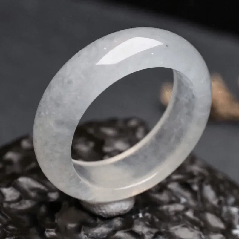 翡翠指环，玉质莹润，端庄时尚，佩戴效果大方优雅，有天然杂质，尺寸：18.3*6.5*4mm戒指内径18.3mm