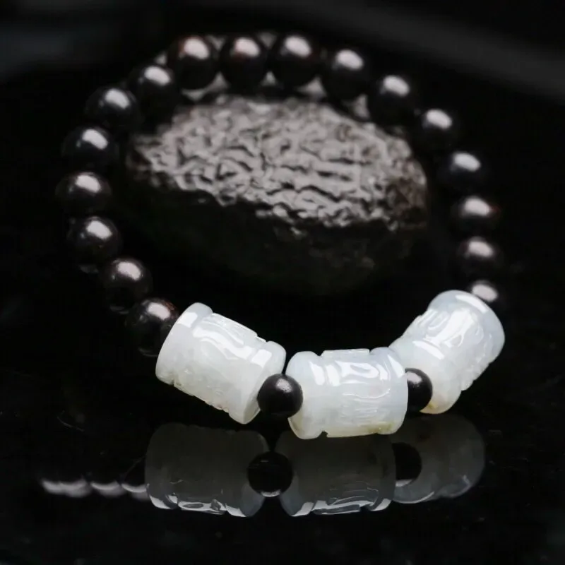 六字箴言翡翠手串，共3颗翡翠珠子，取其中一颗珠尺寸：14.2*12.2mm，雕琢细致，玉质莹润，有天然白棉，配珠为饰珠，上手佩戴大方漂亮。