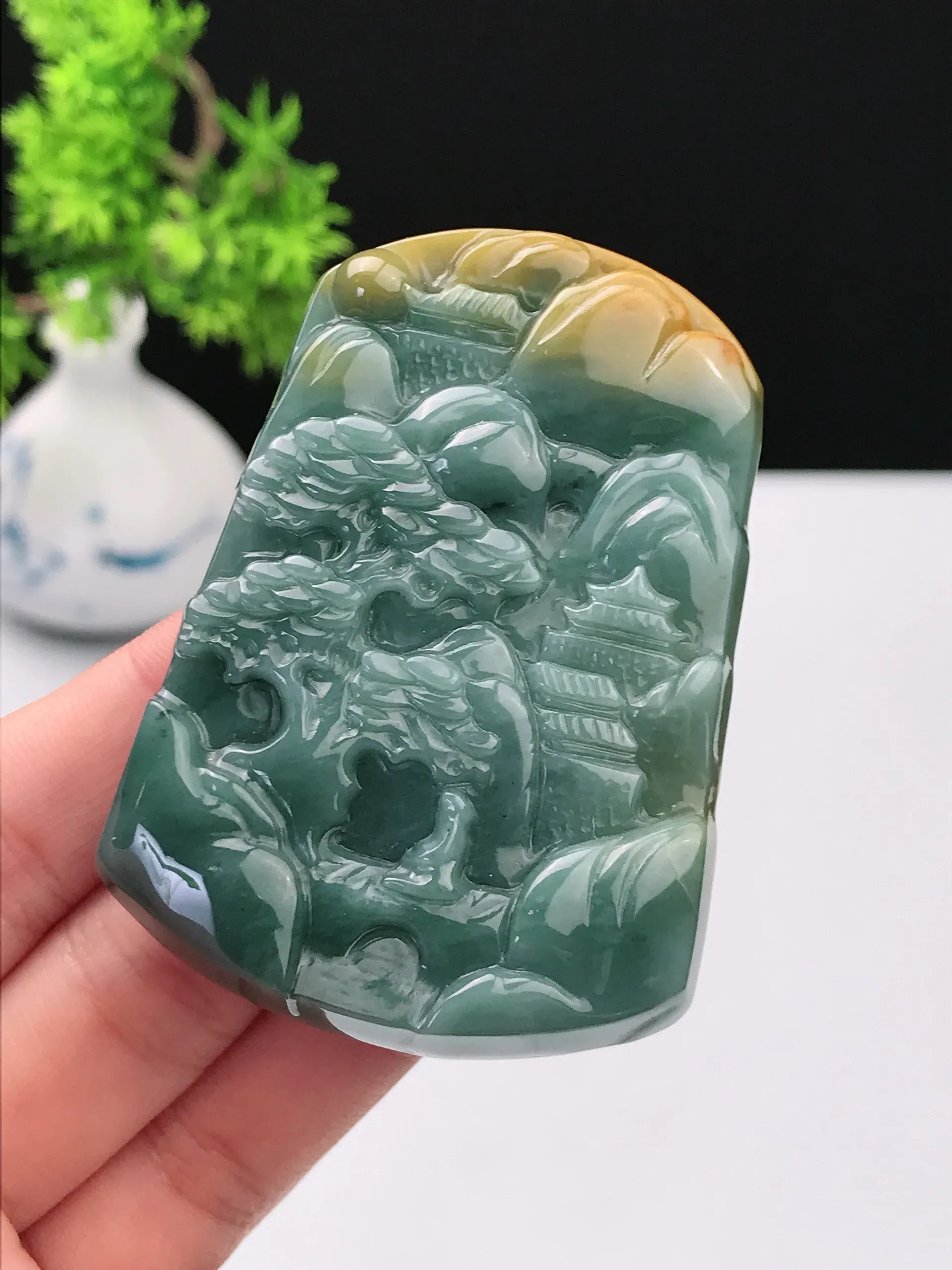 实拍天然A货翡翠 老坑种冰润山水牌吊坠 尺寸：63.2*44.4*8mm  重量：48.75g 种好水足 雕工精致 佩戴效果佳
