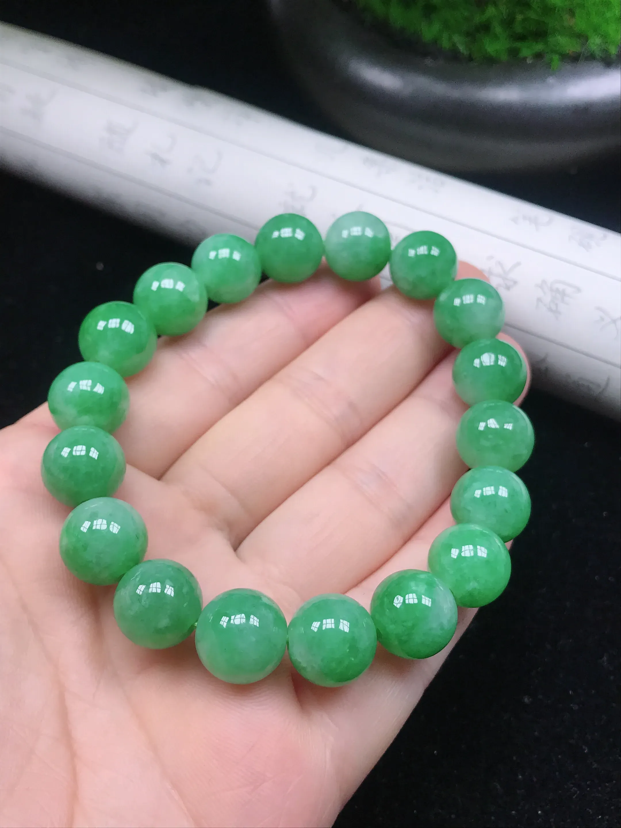 天然翡翠A货绿色圆珠手串，上手效果佳，颜色好看，尺寸：11.3mm