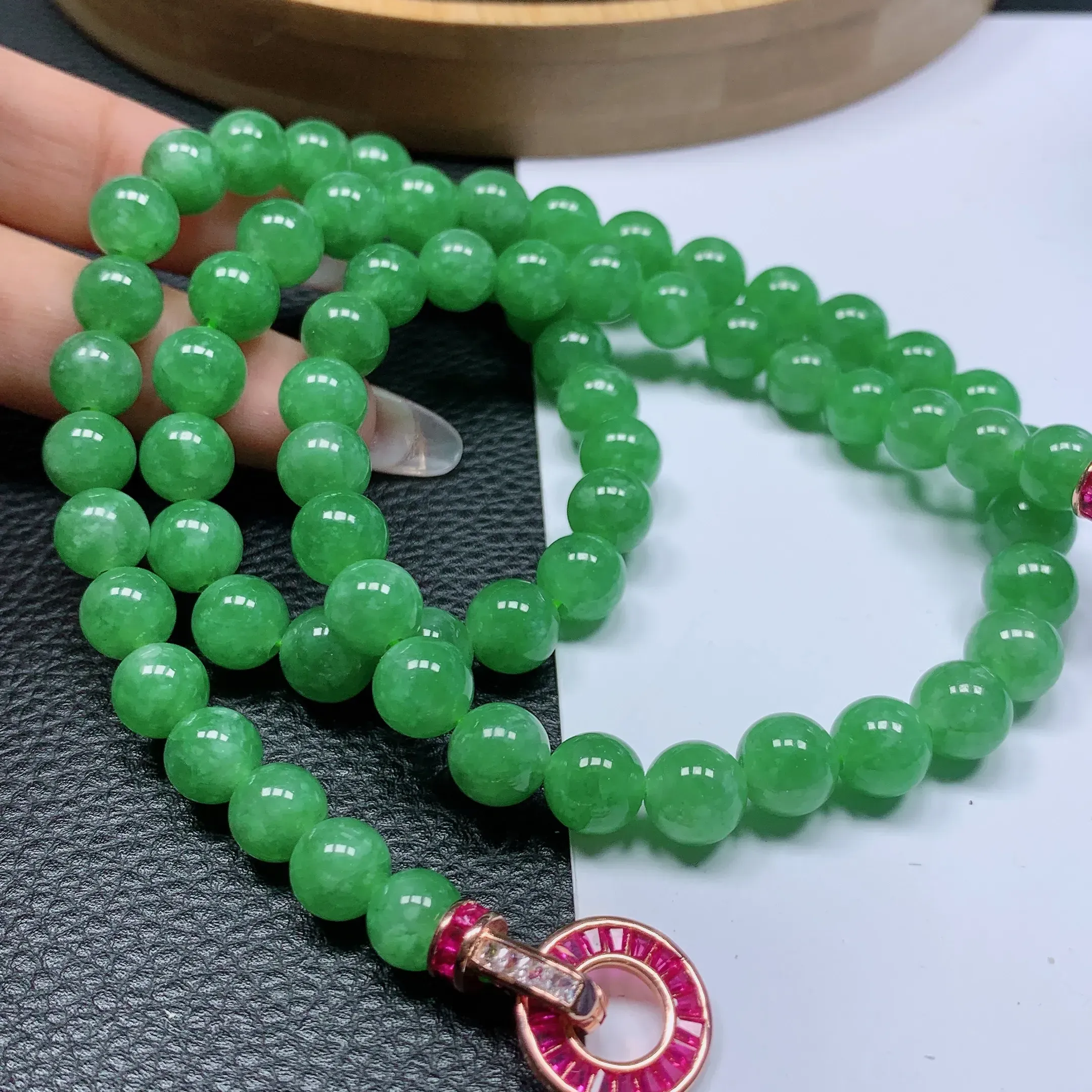 天然a货翡翠，水润满绿圆珠珠项链，。玉质细腻，形体漂亮，色彩迷人，水润精致，佩戴效果好