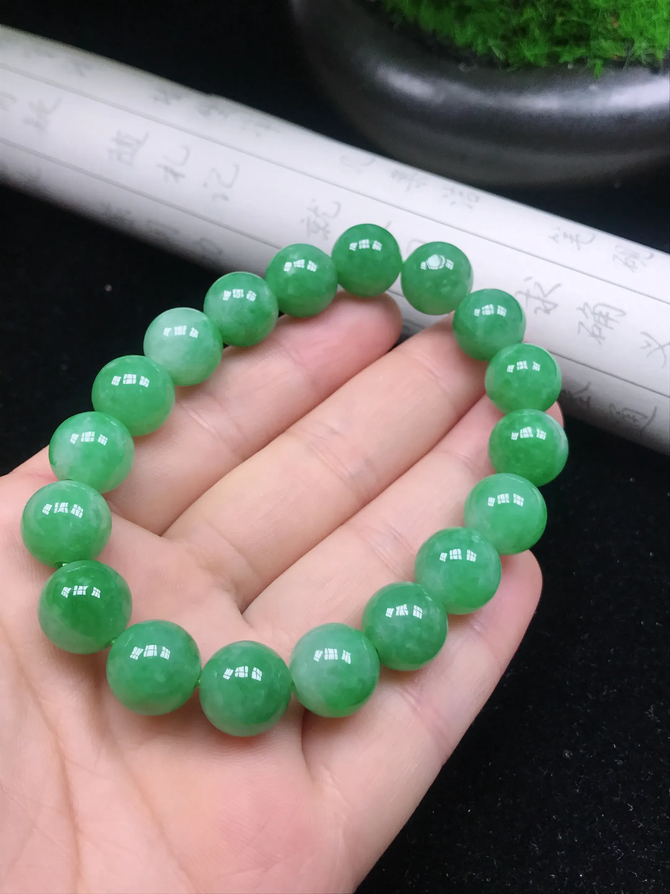 天然翡翠A货绿色圆珠手串，上手效果佳，颜色好看，尺寸：11.3mm