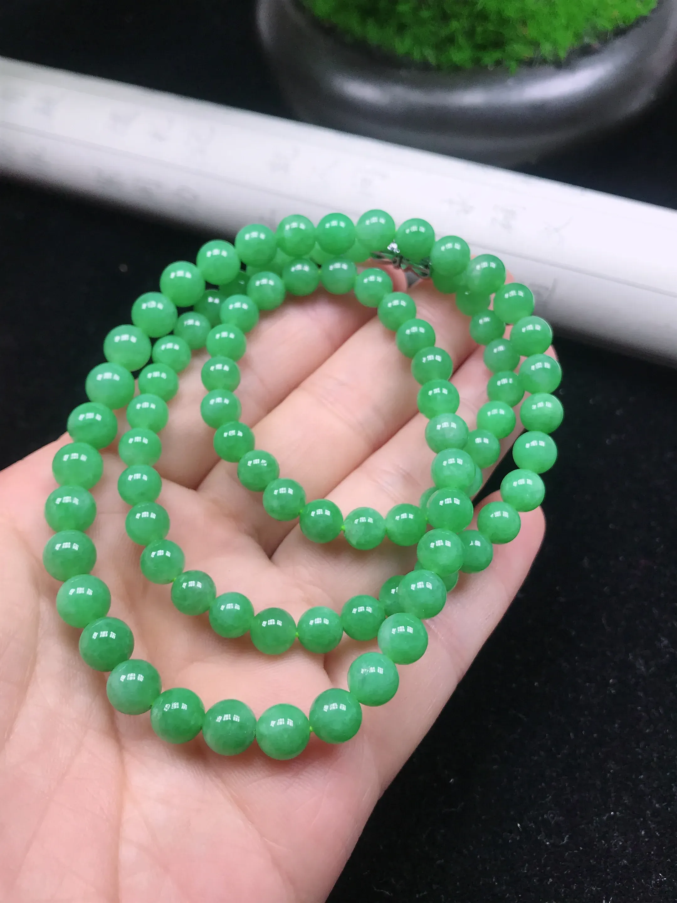天然翡翠A货绿色圆珠项链，顶珠为装饰珠，水头好，颜色靓，珠子卡6.1mm