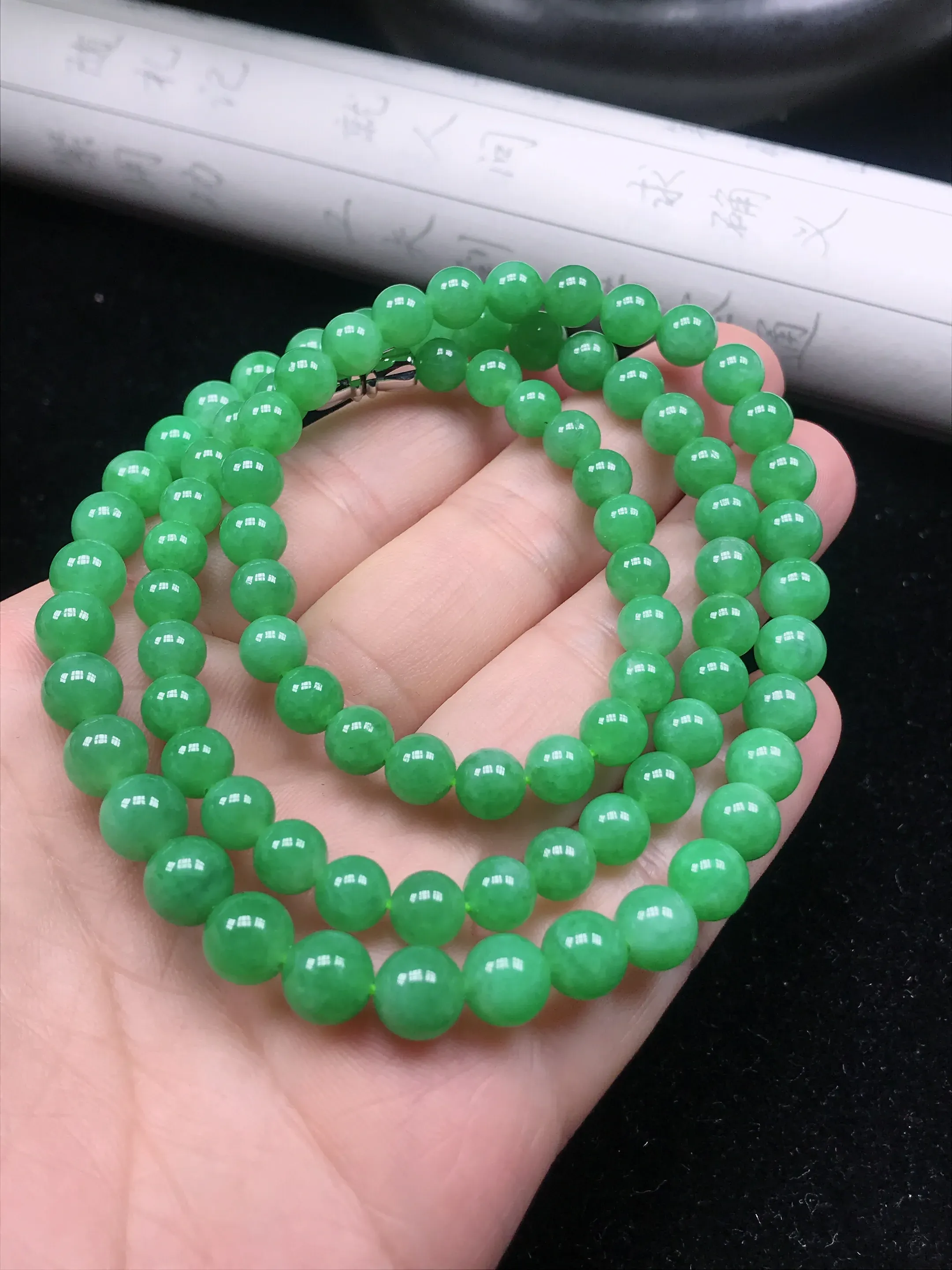 天然翡翠A货绿色圆珠项链，顶珠为装饰珠，水头好，颜色靓，珠子卡6.1mm