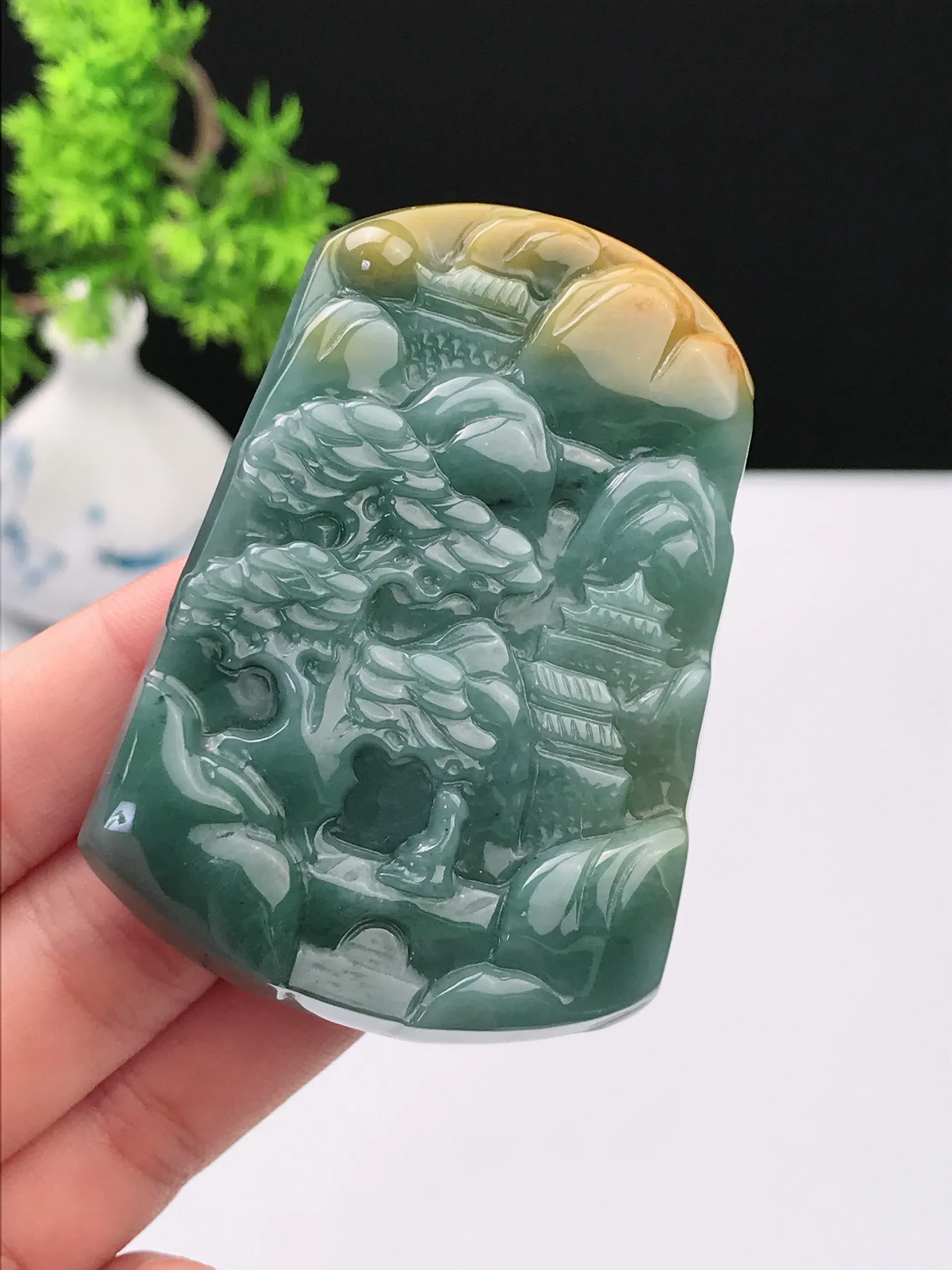 实拍天然A货翡翠 老坑种冰润山水牌吊坠 尺寸：63.2*44.4*8mm  重量：48.75g 种好水足 雕工精致 佩戴效果佳