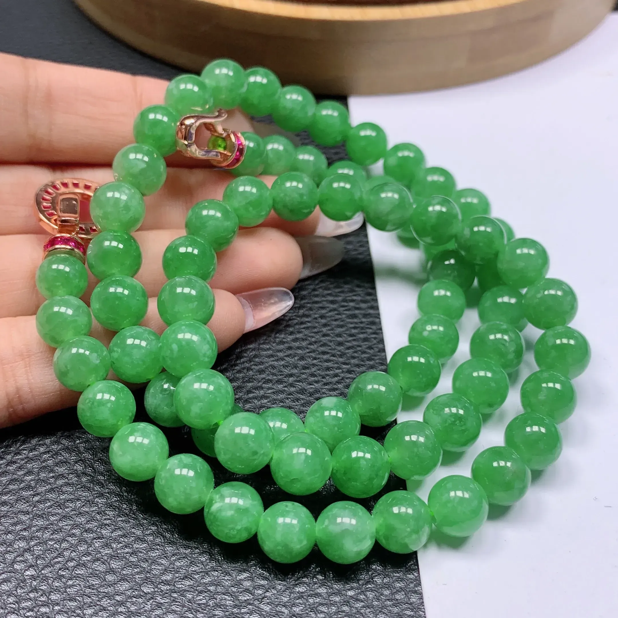 天然a货翡翠，水润满绿圆珠珠项链，。玉质细腻，形体漂亮，色彩迷人，水润精致，佩戴效果好