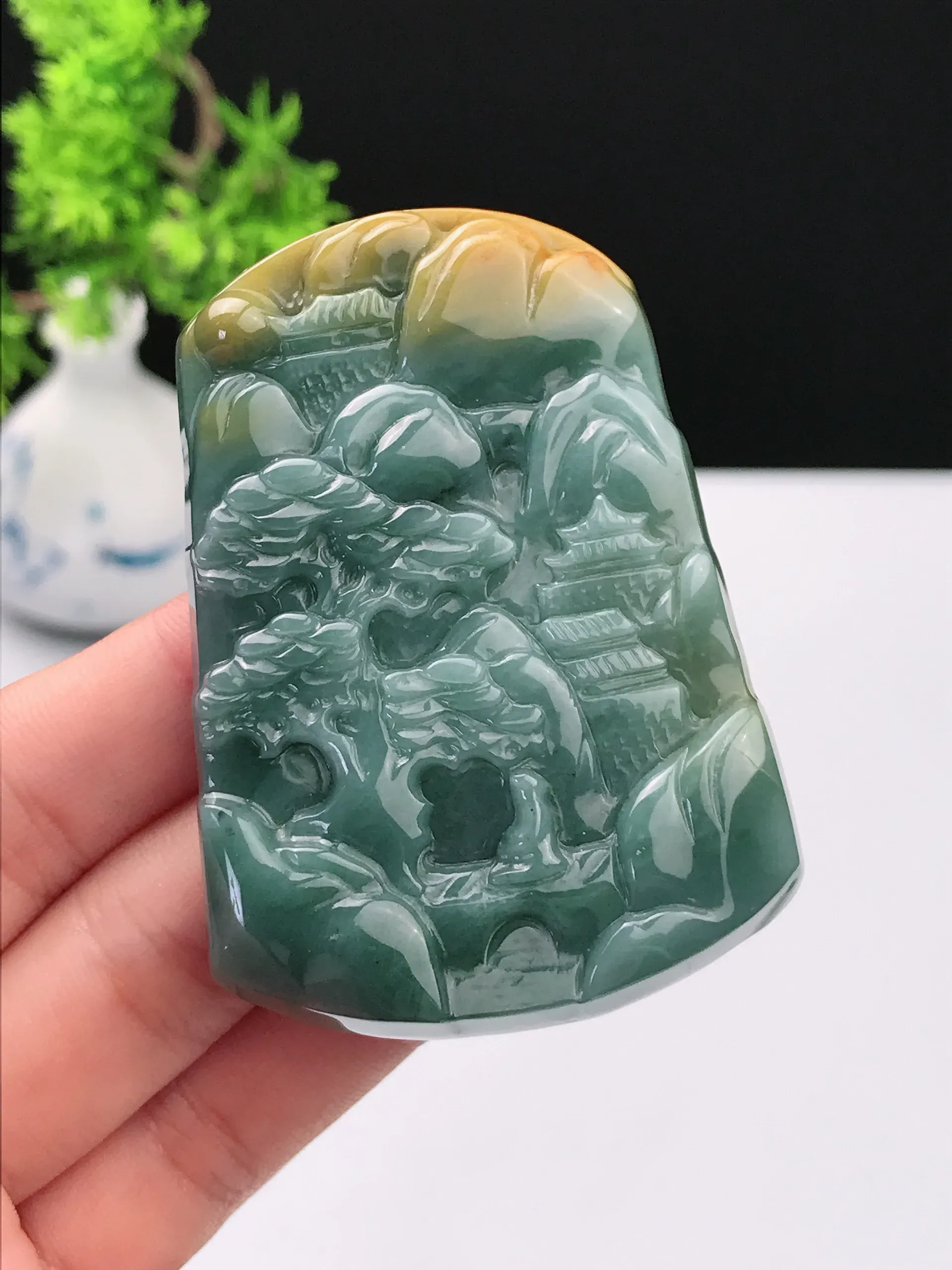 实拍天然A货翡翠 老坑种冰润山水牌吊坠 尺寸：63.2*44.4*8mm  重量：48.75g 种好水足 雕工精致 佩戴效果佳