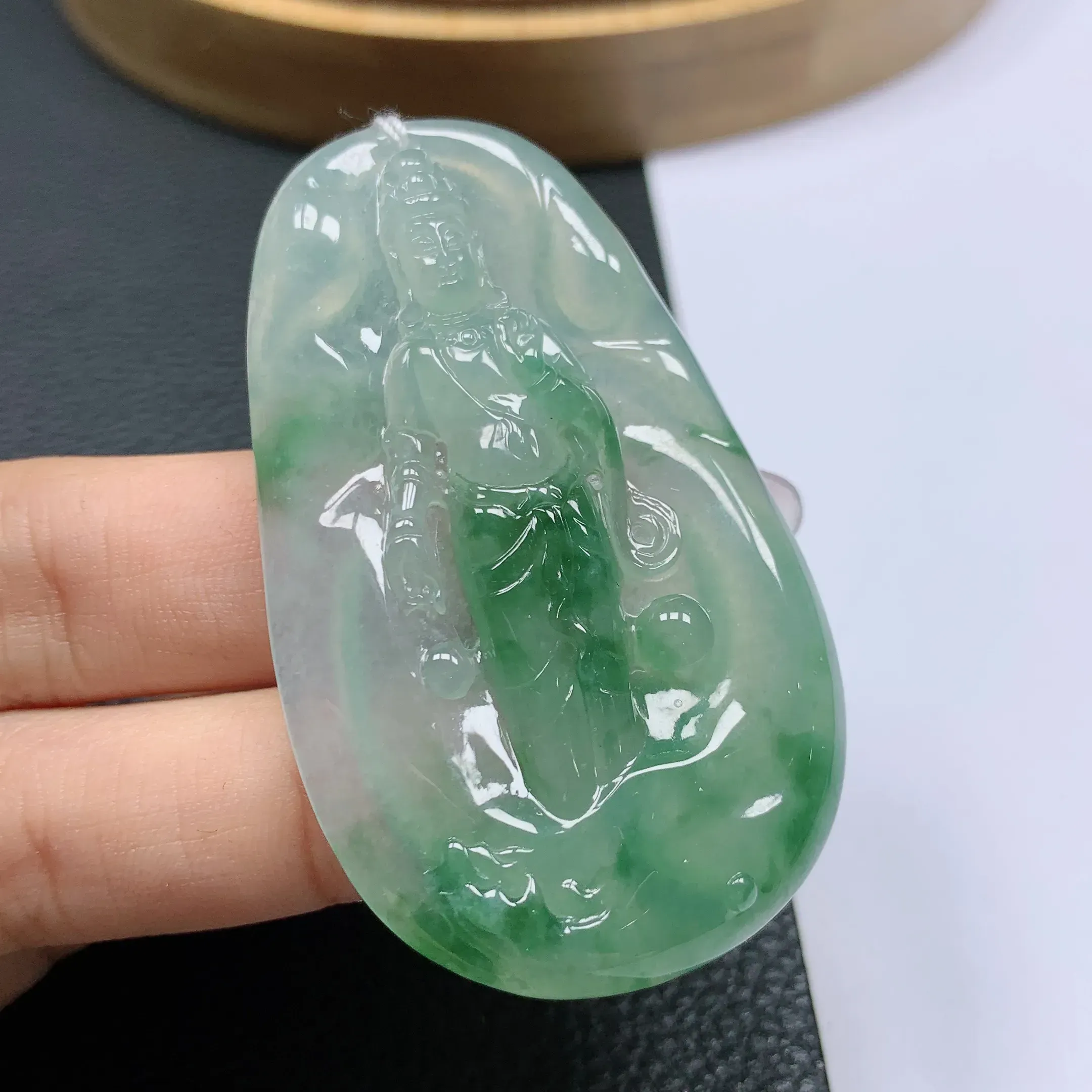 天然a货翡翠，水润飘绿观音挂件吊坠。玉质细腻，形体漂亮，色彩迷人，水润精致，佩戴效果好