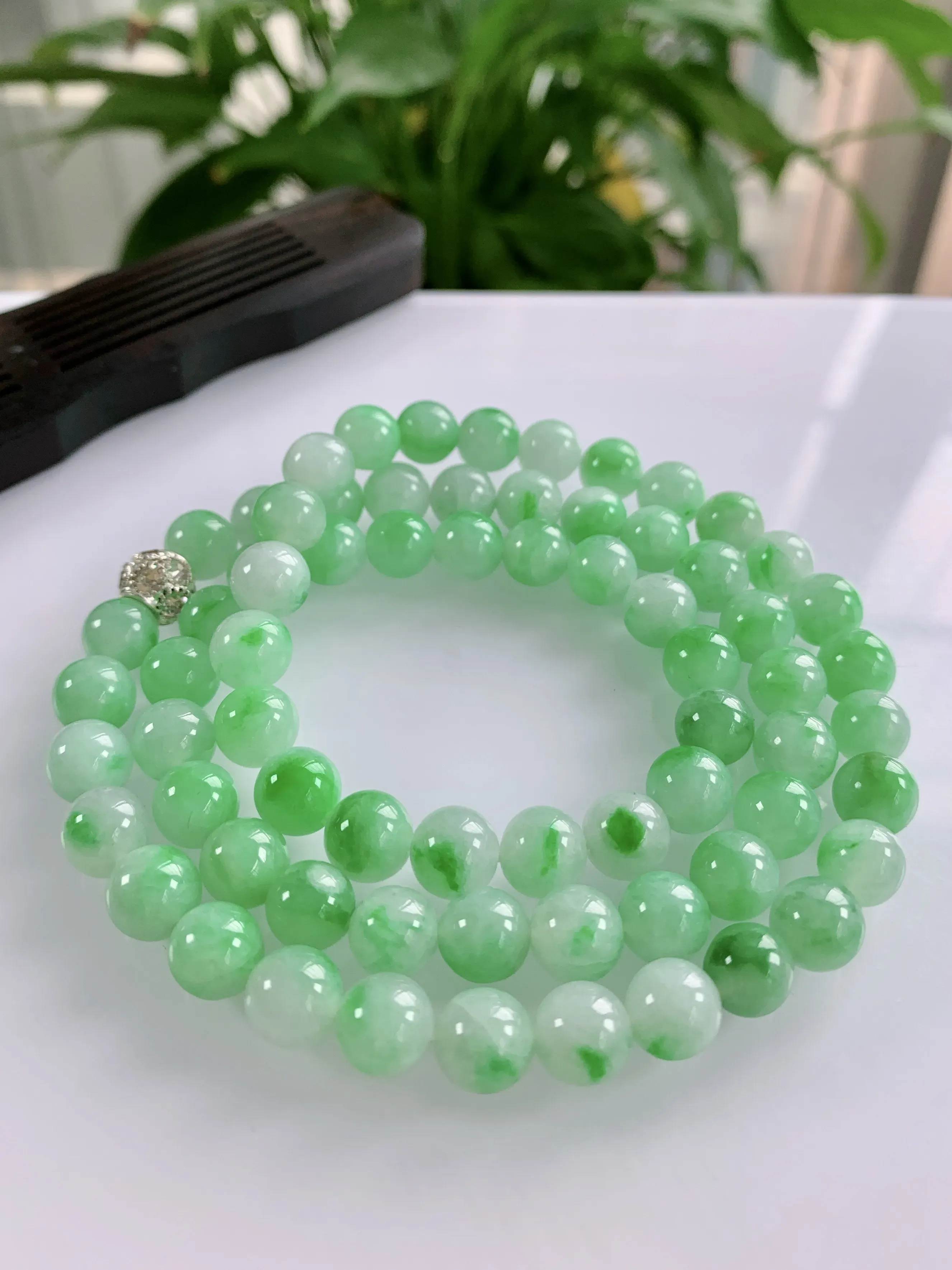 缅甸天然翡翠A货，冰润飘阳绿圆珠项链手链，尺寸：8mm/70颗，长度550mm,重量：62.42g，