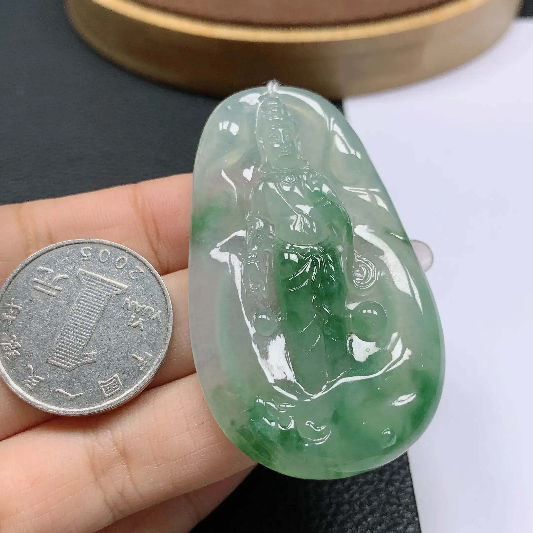 天然a货翡翠，水润飘绿观音挂件吊坠。玉质细腻，形体漂亮，色彩迷人，水润精致，佩戴效果好