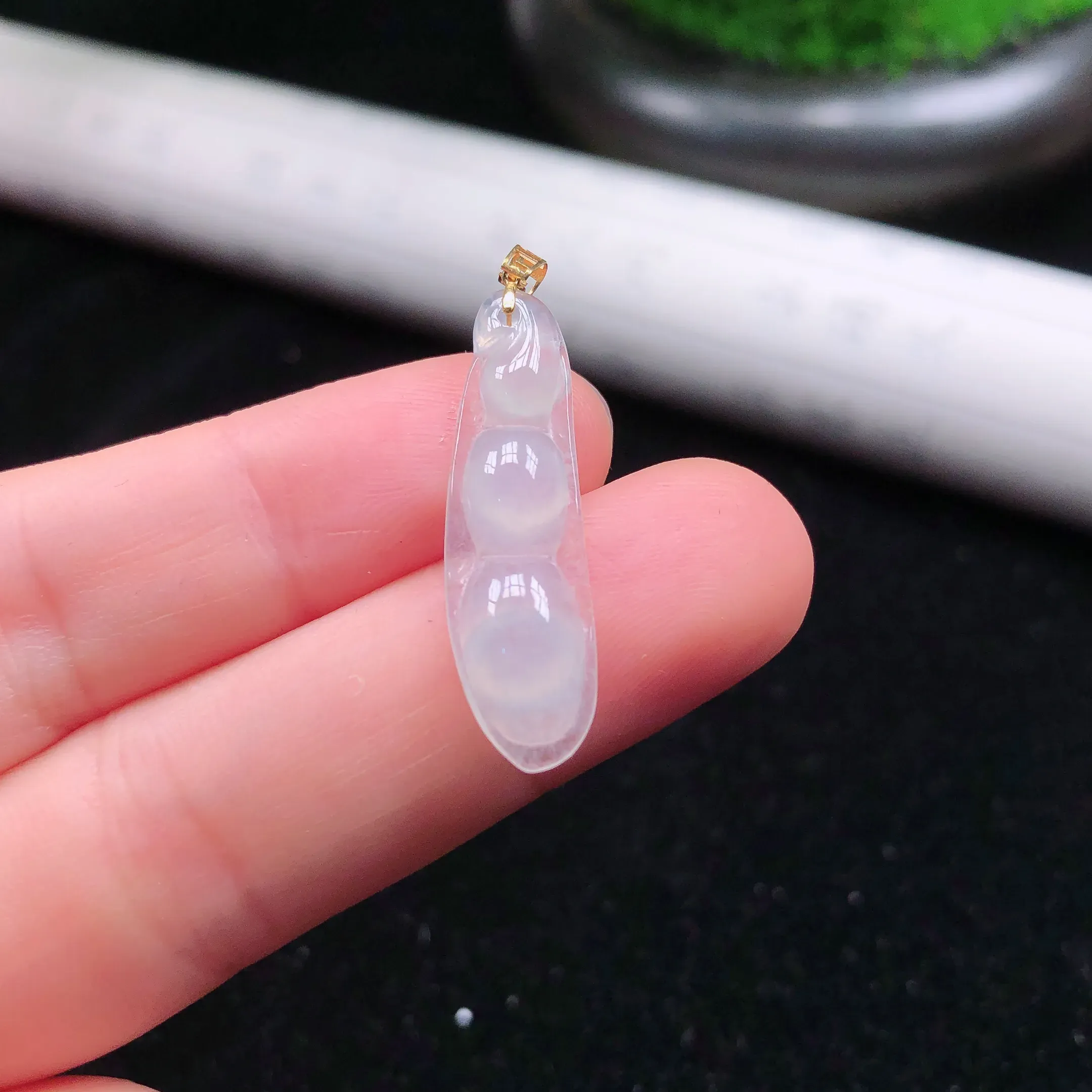 天然翡翠冰种四季豆吊坠，镶嵌18k金，水头好，尺寸：30.6×8.5×4.3
