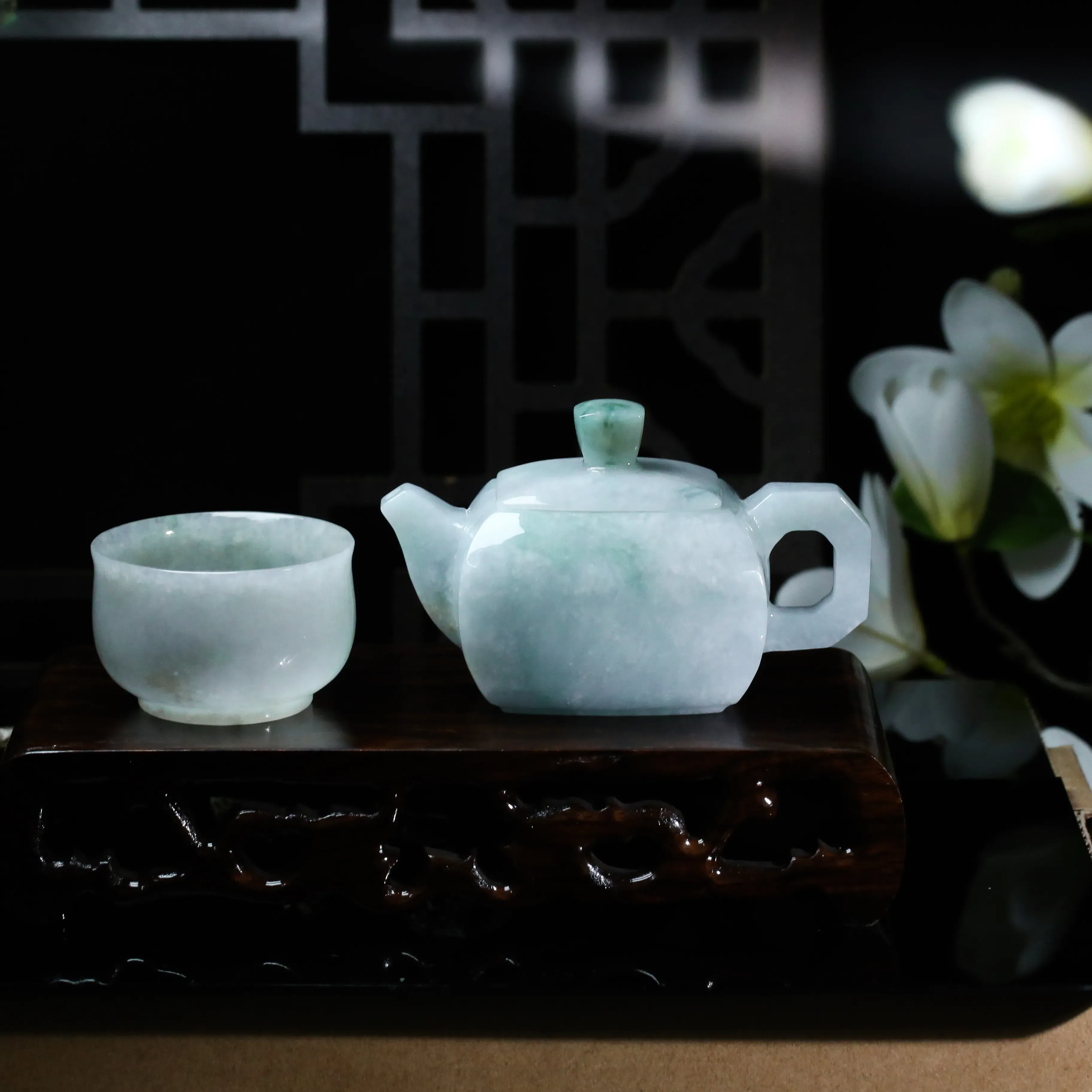 茶壶、茶杯翡翠摆件。手工雕刻，色泽清新，雕工精细。壶身尺寸：104.2*64.6*53.7mm，配送精美底座！