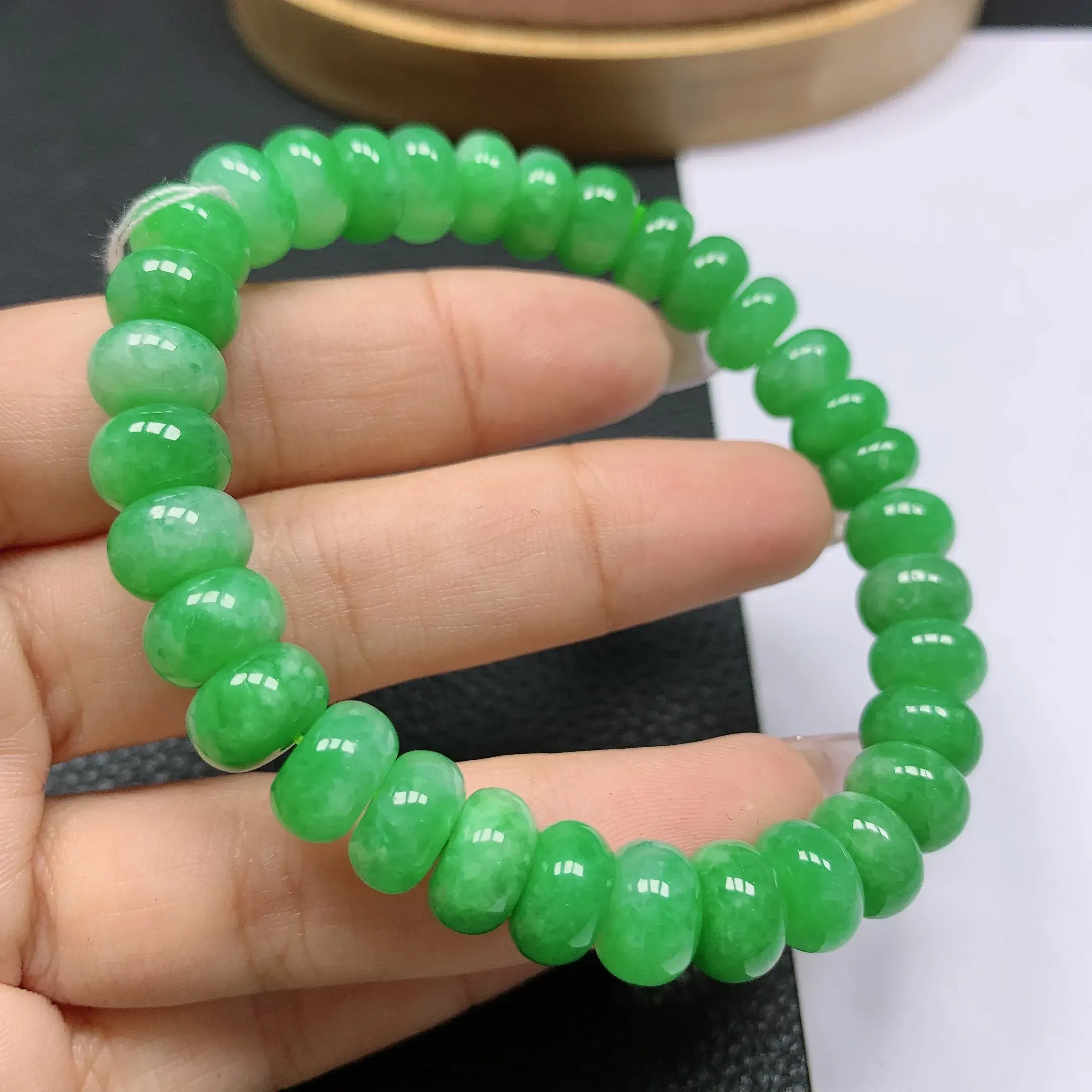 天然a货翡翠，水润满绿圆珠手串。玉质细腻，形体漂亮，色彩迷人，水润精致，佩戴效果好