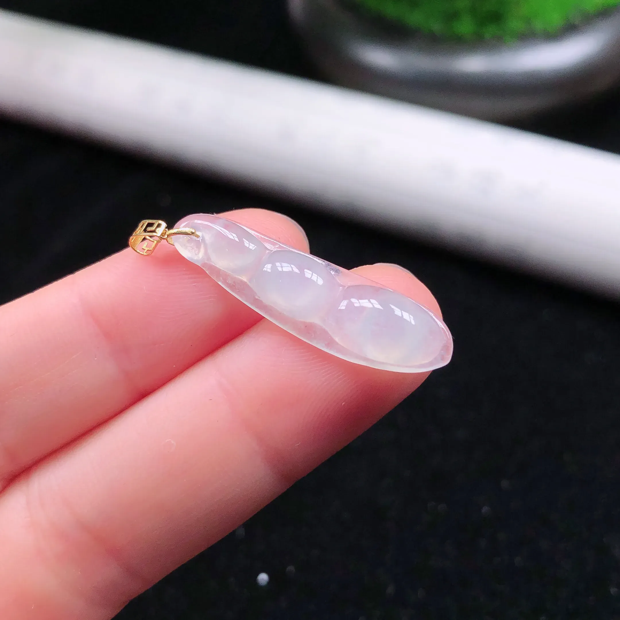 天然翡翠冰种四季豆吊坠，镶嵌18k金，水头好，尺寸：30.6×8.5×4.3