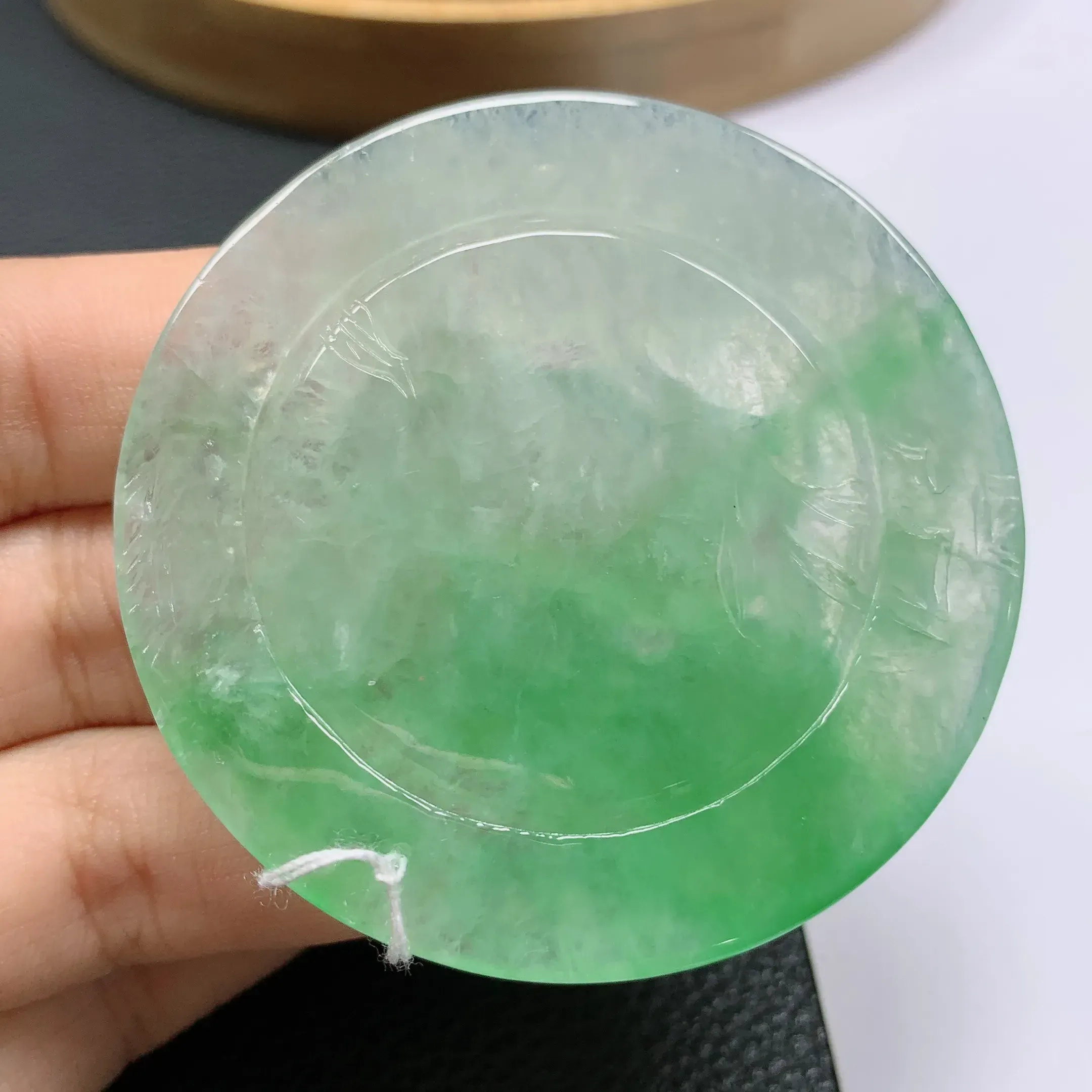 天然a货翡翠，水润飘绿马到成功挂件吊坠。玉质细腻，形体漂亮，色彩迷人，水润精致，佩戴效果好