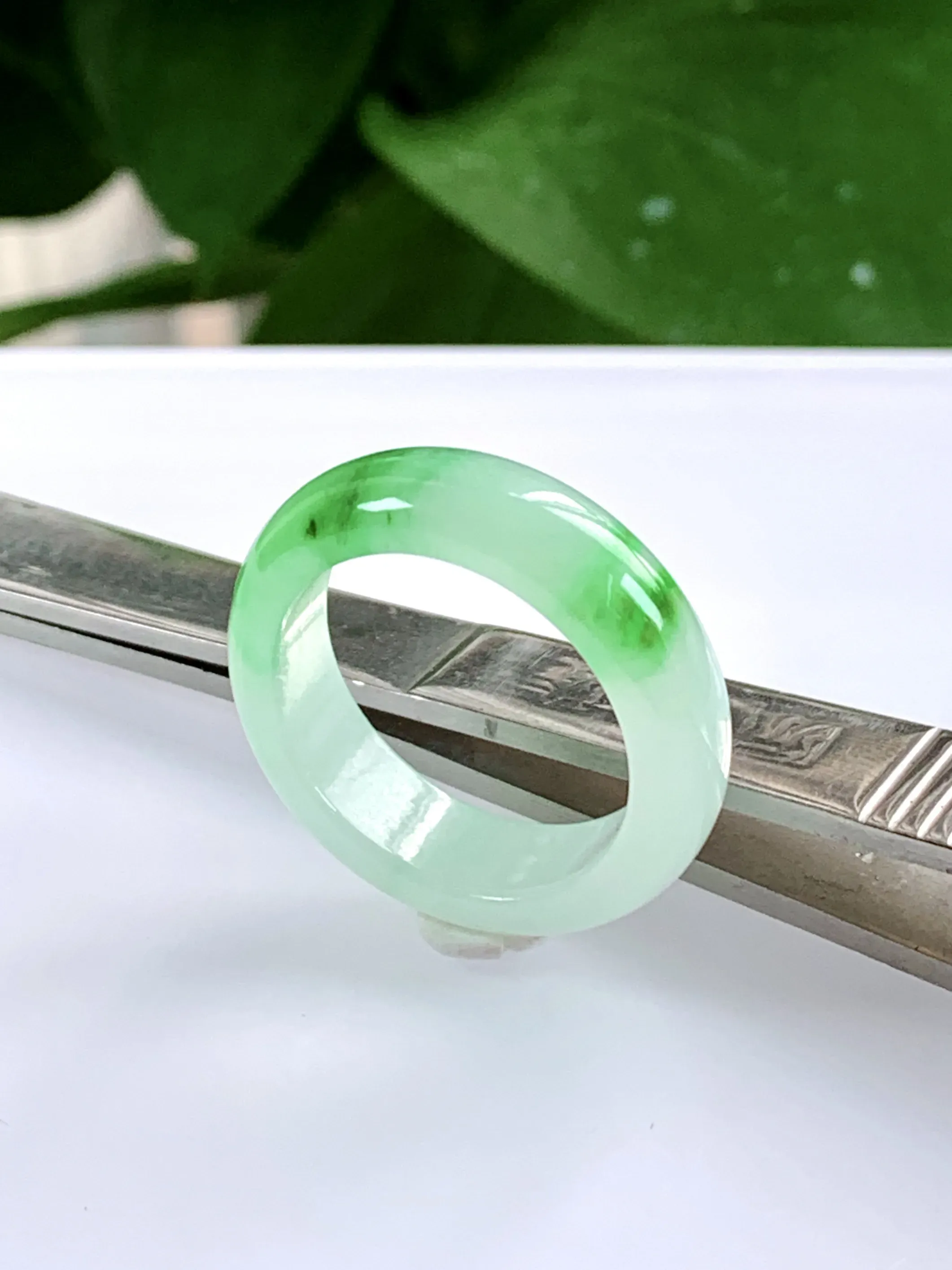 缅甸天然翡翠A货，冰润飘绿阳绿指环戒指，尺寸：圈口内径20.2mm=24号，宽厚7/3.6mm，重量：5.56g