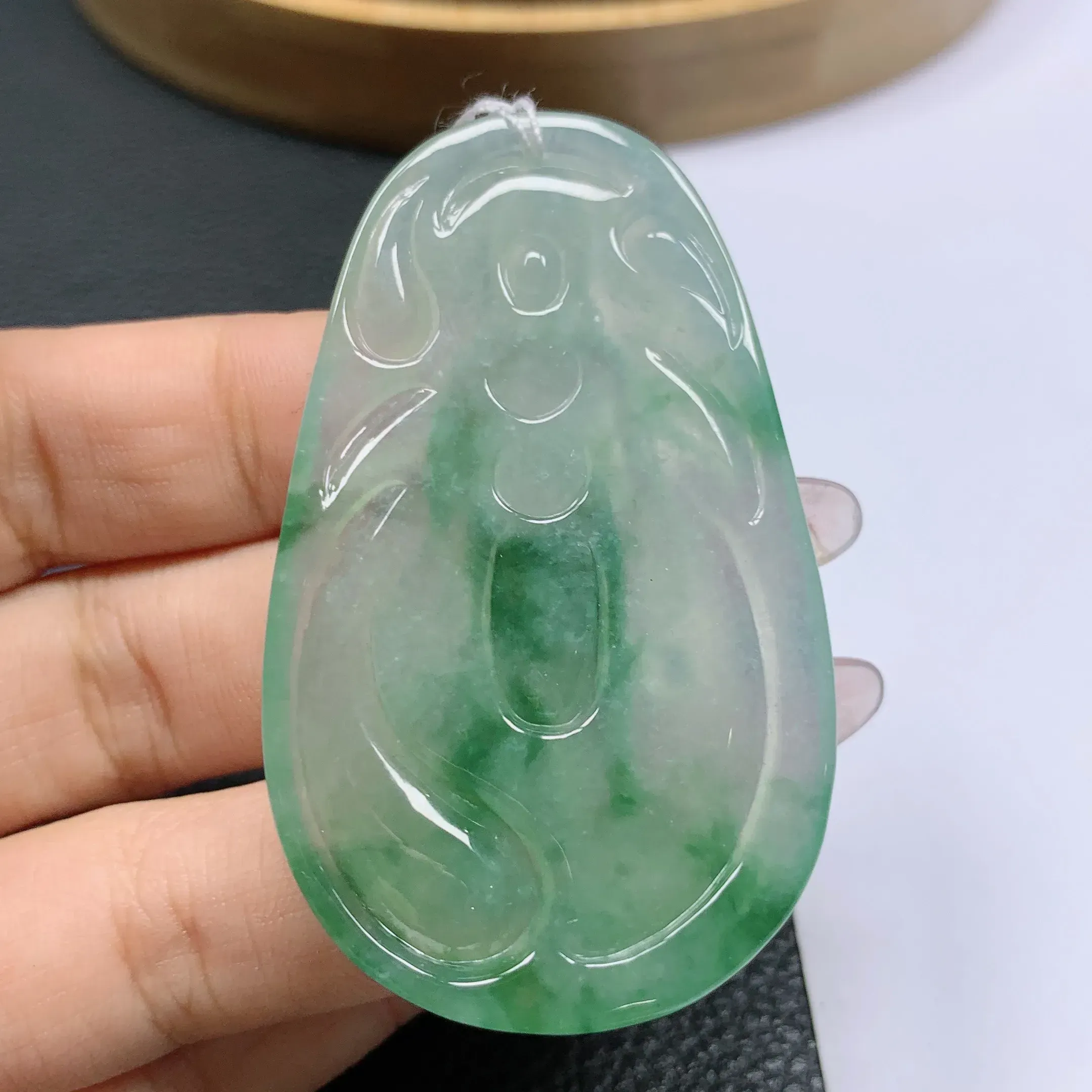 天然a货翡翠，水润飘绿观音挂件吊坠。玉质细腻，形体漂亮，色彩迷人，水润精致，佩戴效果好