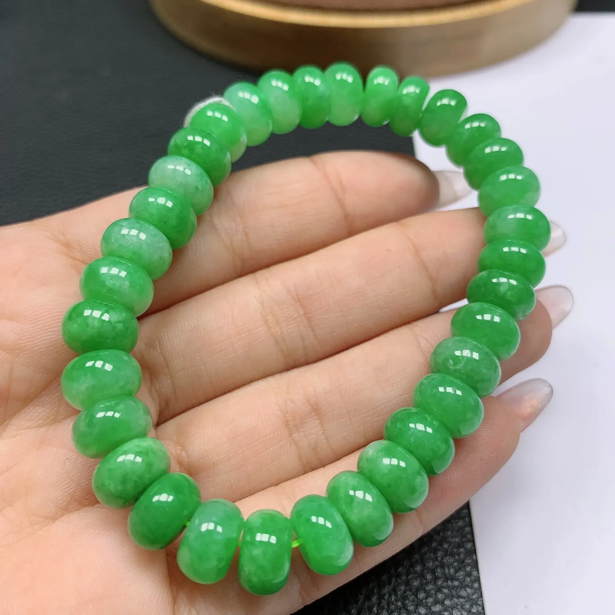 天然a货翡翠，水润满绿圆珠手串。玉质细腻，形体漂亮，色彩迷人，水润精致，佩戴效果好