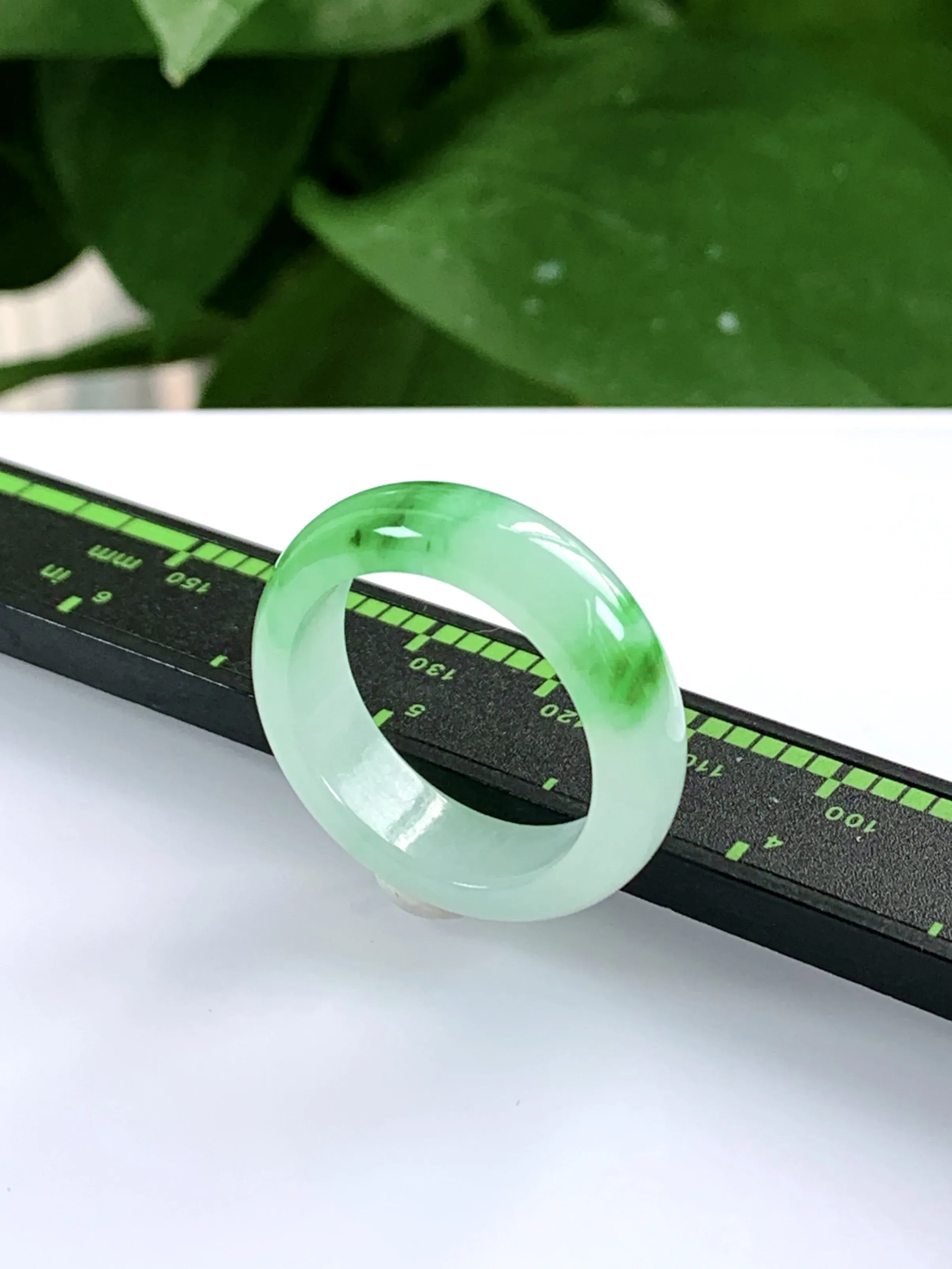 缅甸天然翡翠A货，冰润飘绿阳绿指环戒指，尺寸：圈口内径20.2mm=24号，宽厚7/3.6mm，重量
