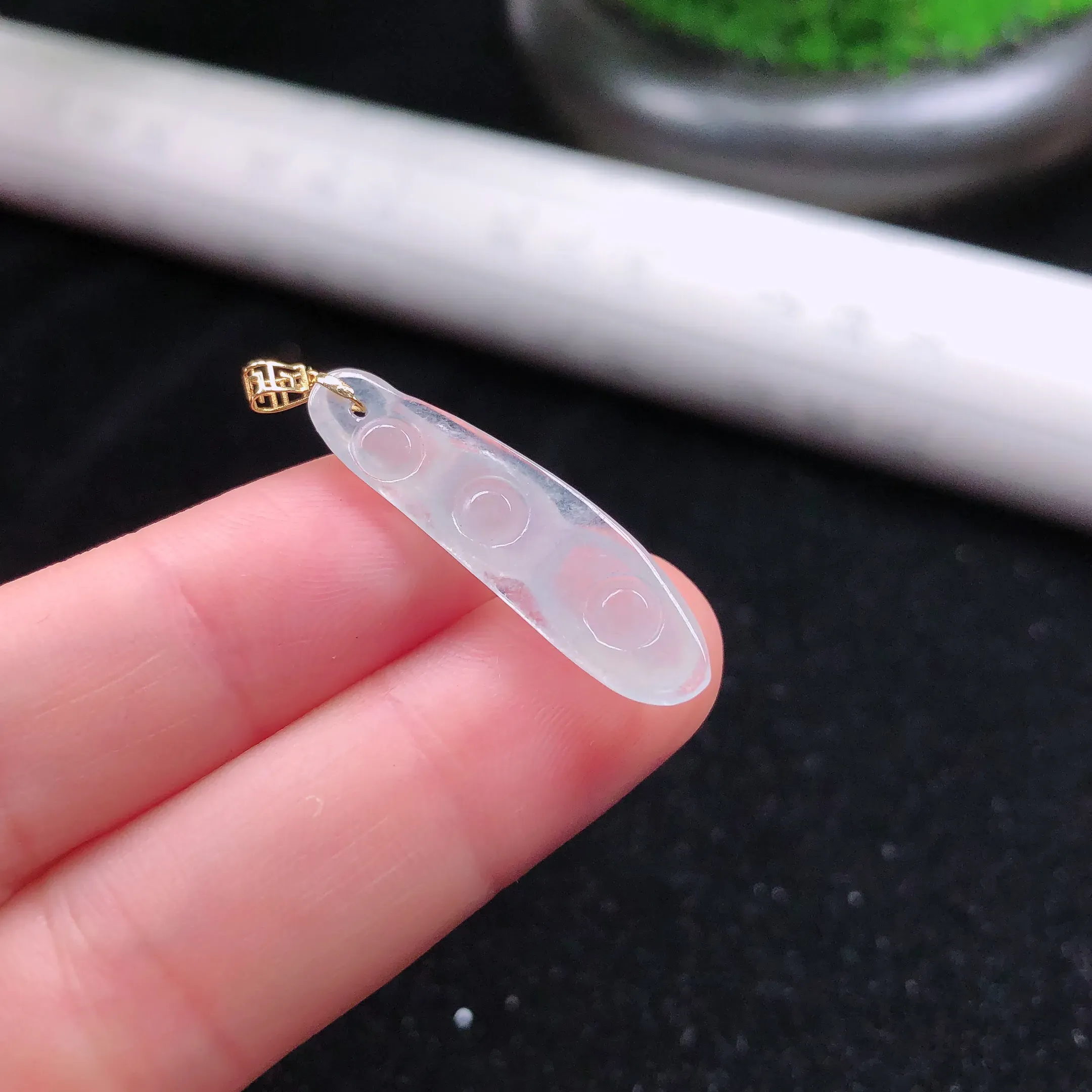 天然翡翠冰种四季豆吊坠，镶嵌18k金，水头好，尺寸：30.6×8.5×4.3