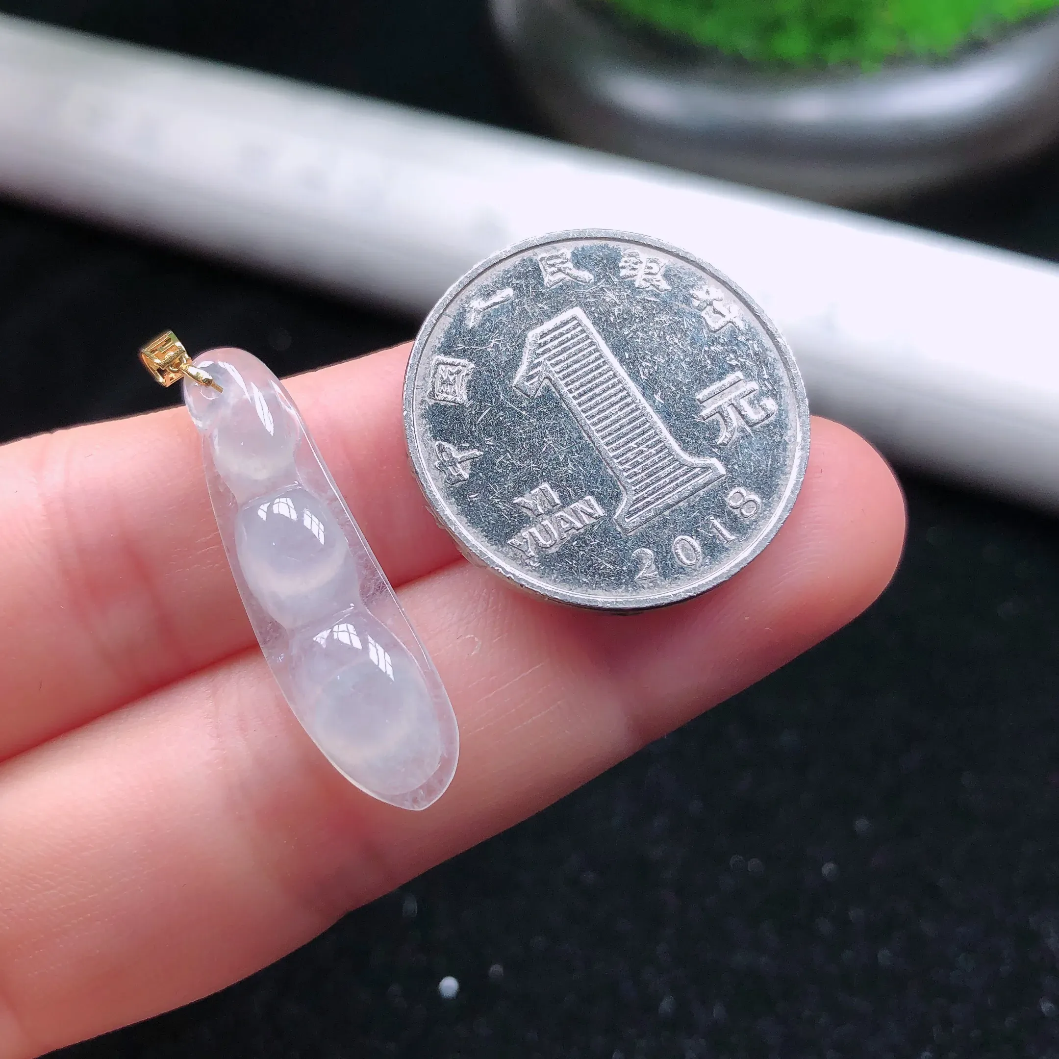 天然翡翠冰种四季豆吊坠，镶嵌18k金，水头好，尺寸：30.6×8.5×4.3