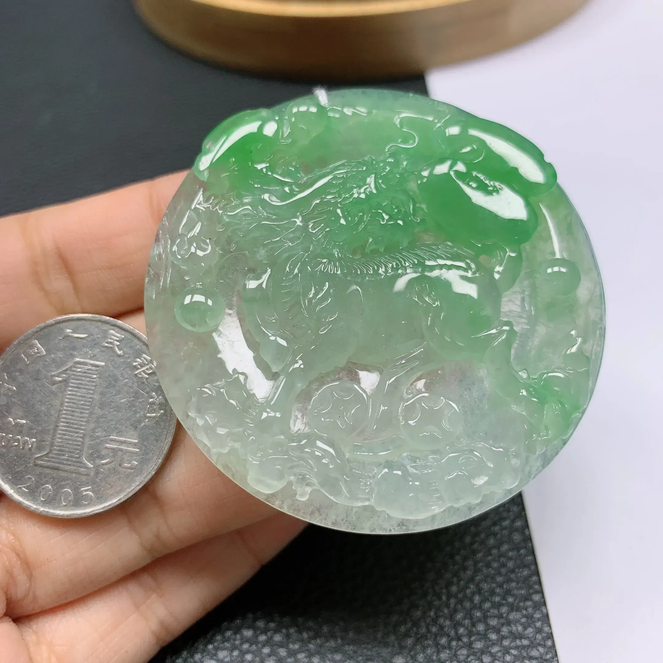 天然a货翡翠，水润飘绿马到成功挂件吊坠。玉质细腻，形体漂亮，色彩迷人，水润精致，佩戴效果好