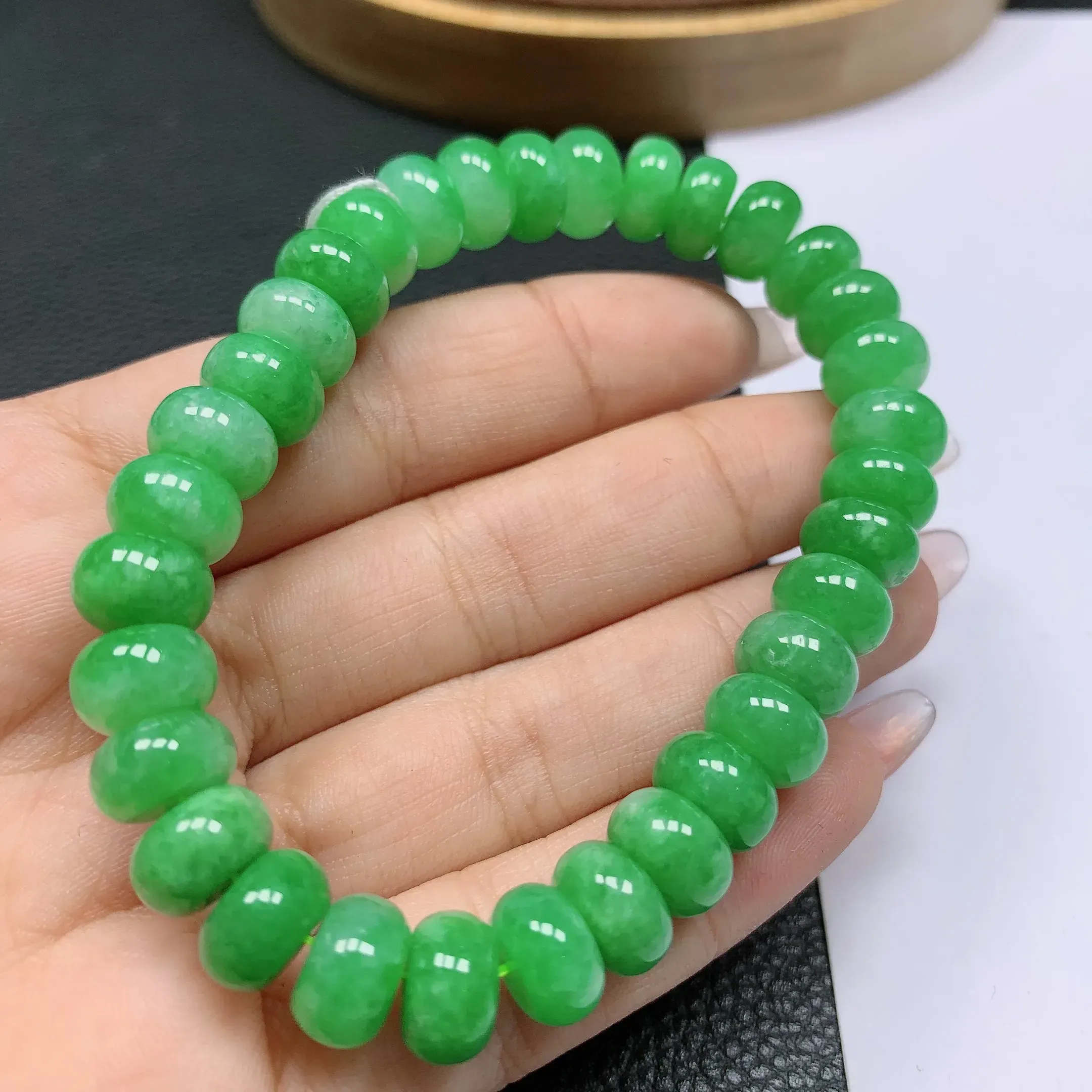 天然a货翡翠，水润满绿圆珠手串。玉质细腻，形体漂亮，色彩迷人，水润精致，佩戴效果好