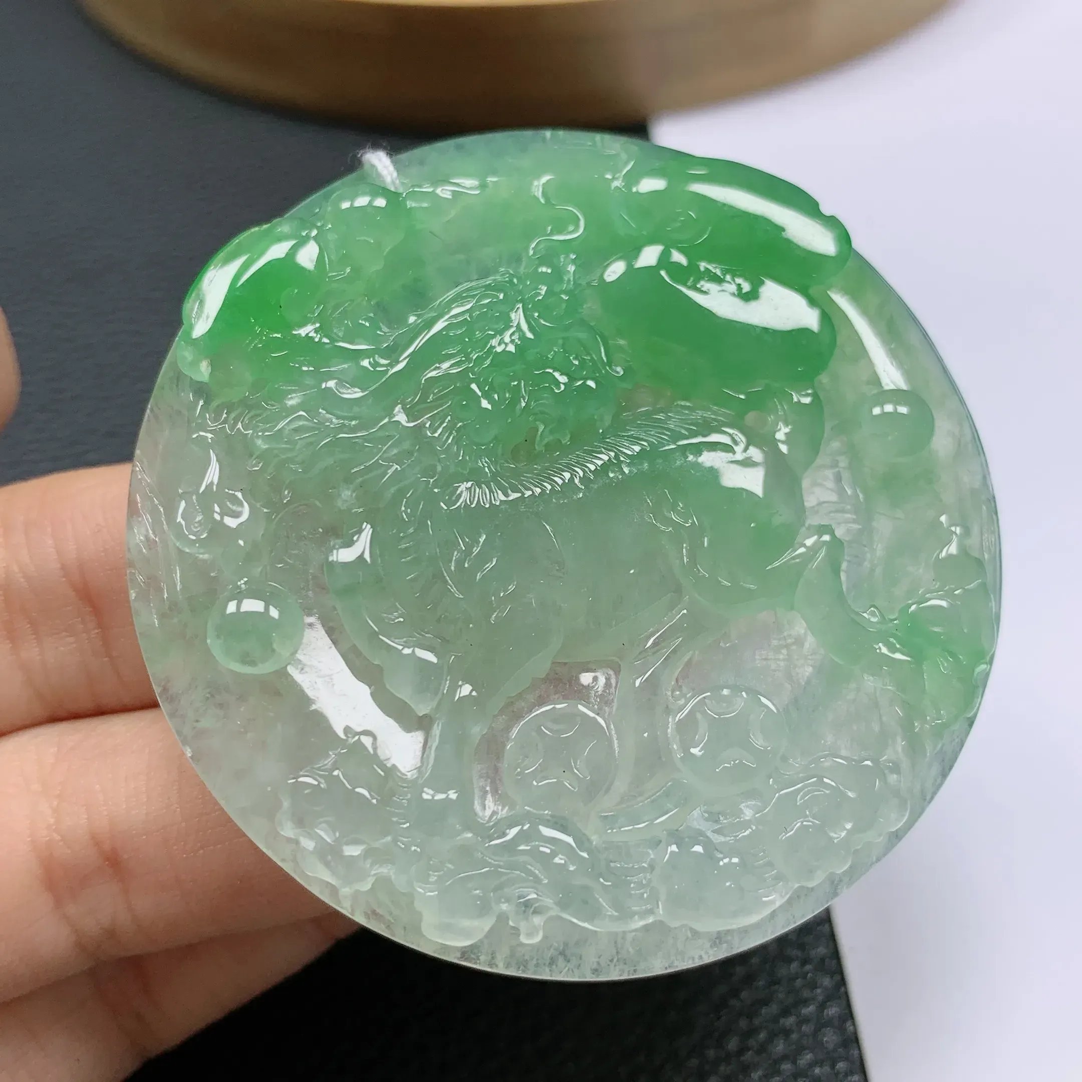 天然a货翡翠，水润飘绿马到成功挂件吊坠。玉质细腻，形体漂亮，色彩迷人，水润精致，佩戴效果好